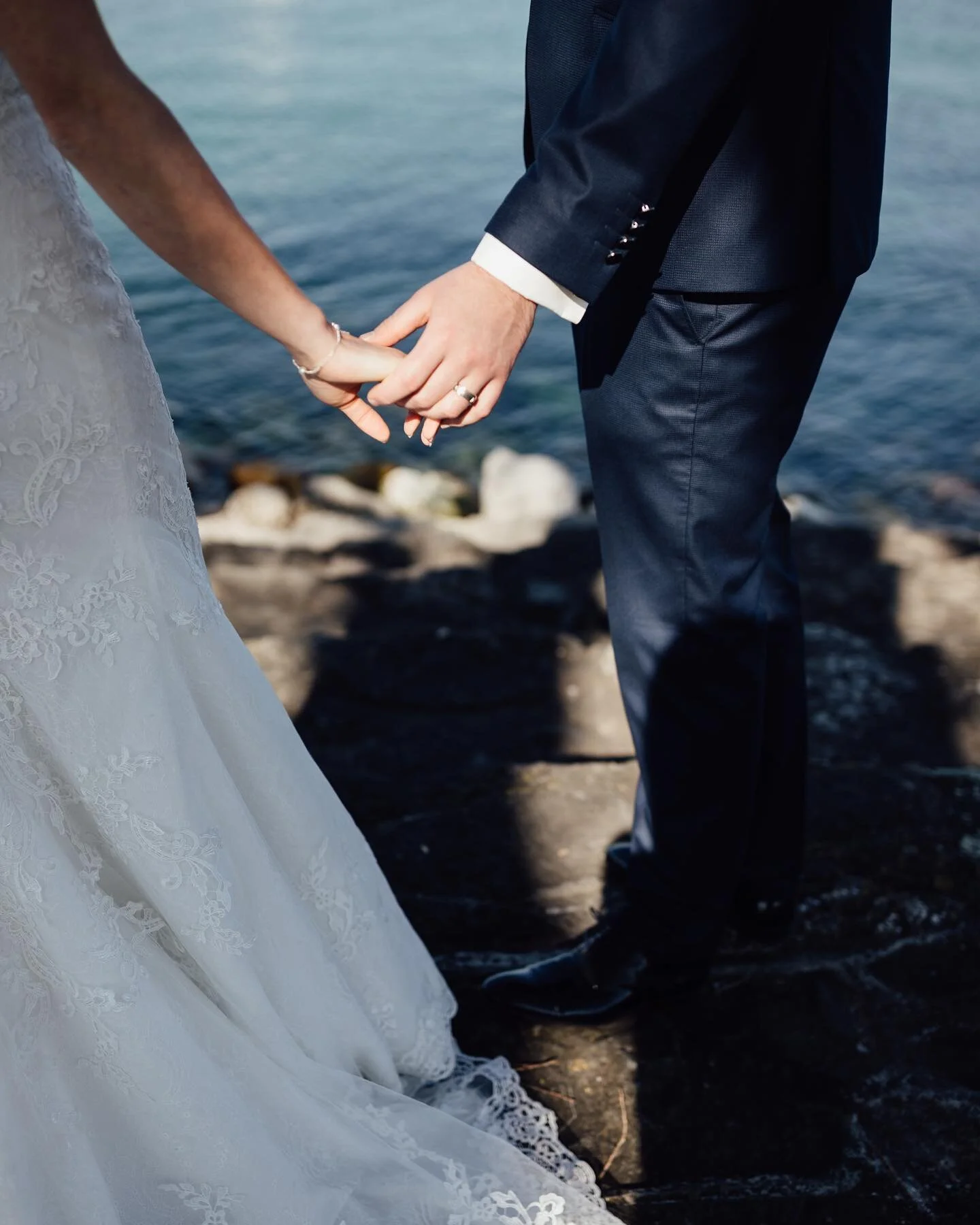 I&lsquo;m learning to love every light condition✨
.
.
.

#harshlight #lifeofaphotographer 
#swisswedding #wedding #bride
#switzerlandweddingphotographer #intimatewedding #z&uuml;rich #loveandwildhearts #belovedstories #swissphotographer #couple #call