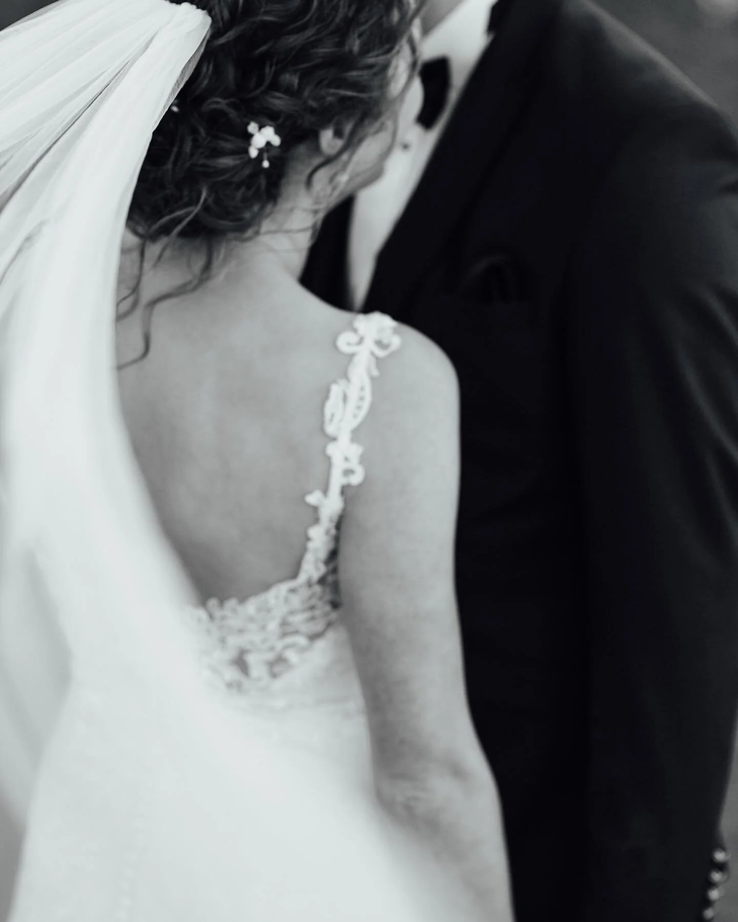 have a good monday! 🤍
.
.
.
#swisswedding #wedding #bride
#switzerlandweddingphotographer #intimatewedding #z&uuml;rich #loveandwildhearts #belovedstories #swissphotographer #couple #calledtobecreative #photographysoul