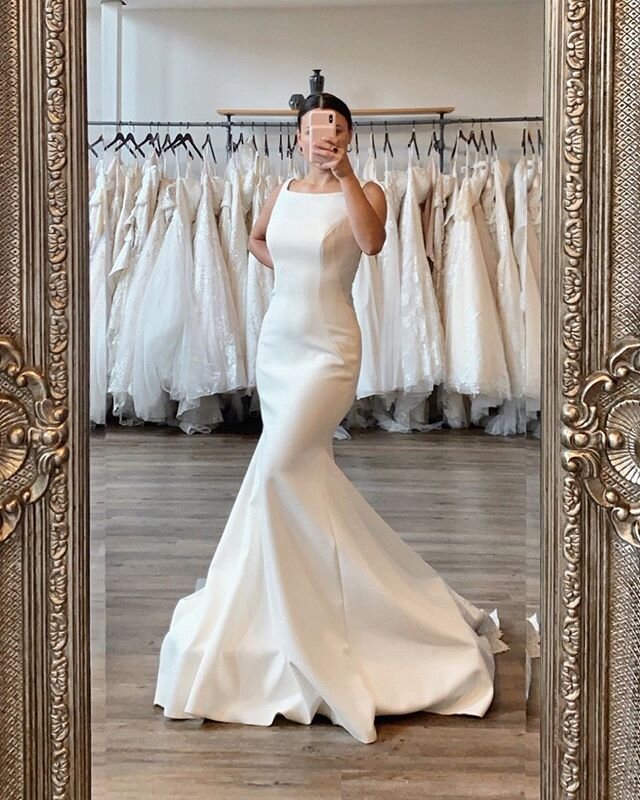 A stunning timeless front with the most beautiful details on the back🤍✨ ❥
&bull;
&bull;
Www.avalaurennebride.com
#avalaurennebrides #avalaurenne #avalaurennebride #downtownfxbg #dcwedding #weddingdressinspiration #dcbrides #vabrides #fredericksburgv