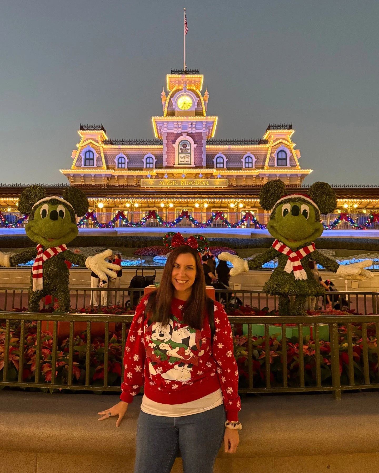 We had the best time at Mickey's Very Merry Christmas Party! 🎄 

Some of the highlights included short wait times for rides, amazing ambiance featuring &quot;snoap&quot; falling from the sky on Main Street (iykyk), randomly meeting and dancing with 