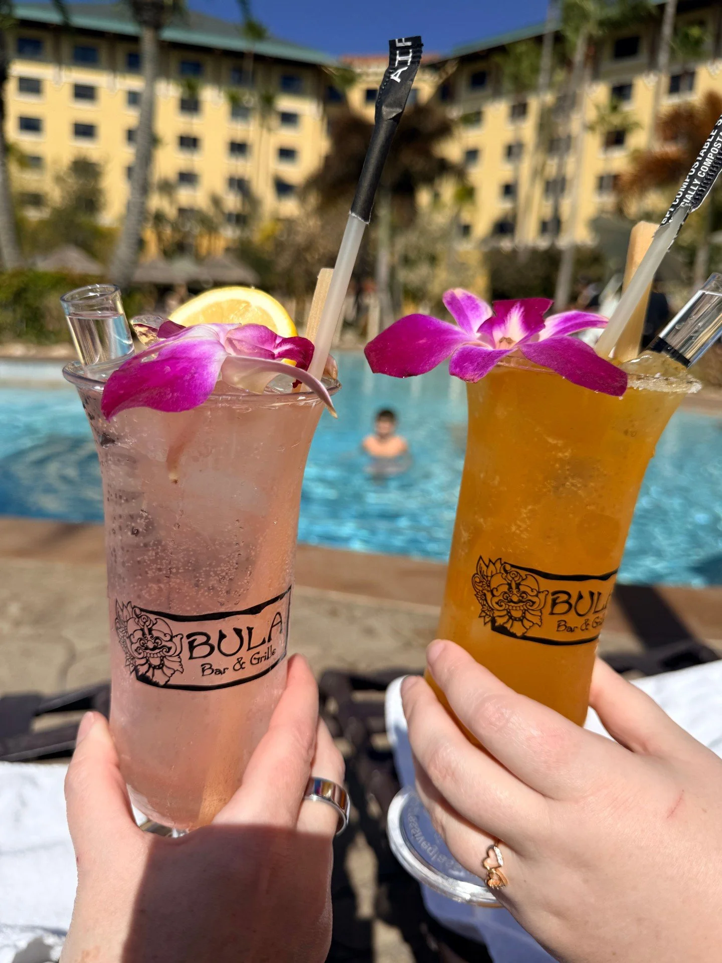 TGIF! Who could go for a little mid-day poolside cocktail right about now? 🙋&zwj;♀️🍹 Lucky for you I know a place 😉 

#universalorlando #poolvibes #loewsroyalpacific #travelplanner #goldgellgetaways