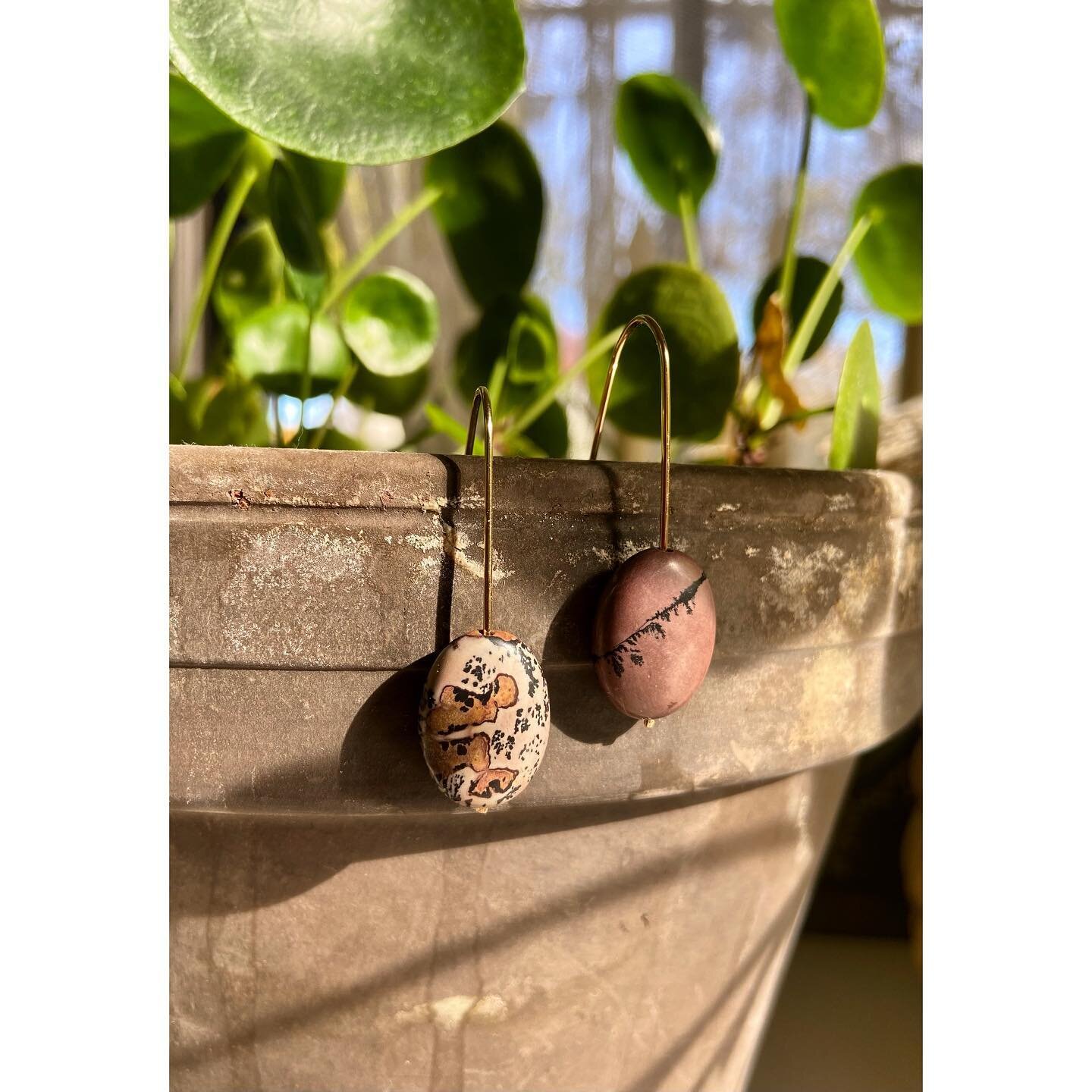 |sold| Morning light shining it&rsquo;s cozy glow on this perfectly imperfect mosaic pair. I absolutely love custom work, when a client is brave and goes for what she wants. ✨
Arc earrings, Mosaic Jasper, 14k gold fill