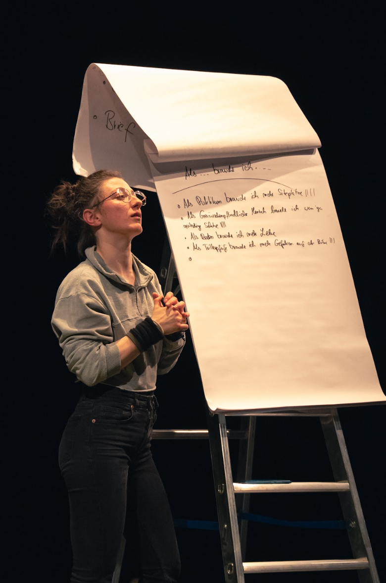 person, die an einem whiteboard steht und etwas erklärt