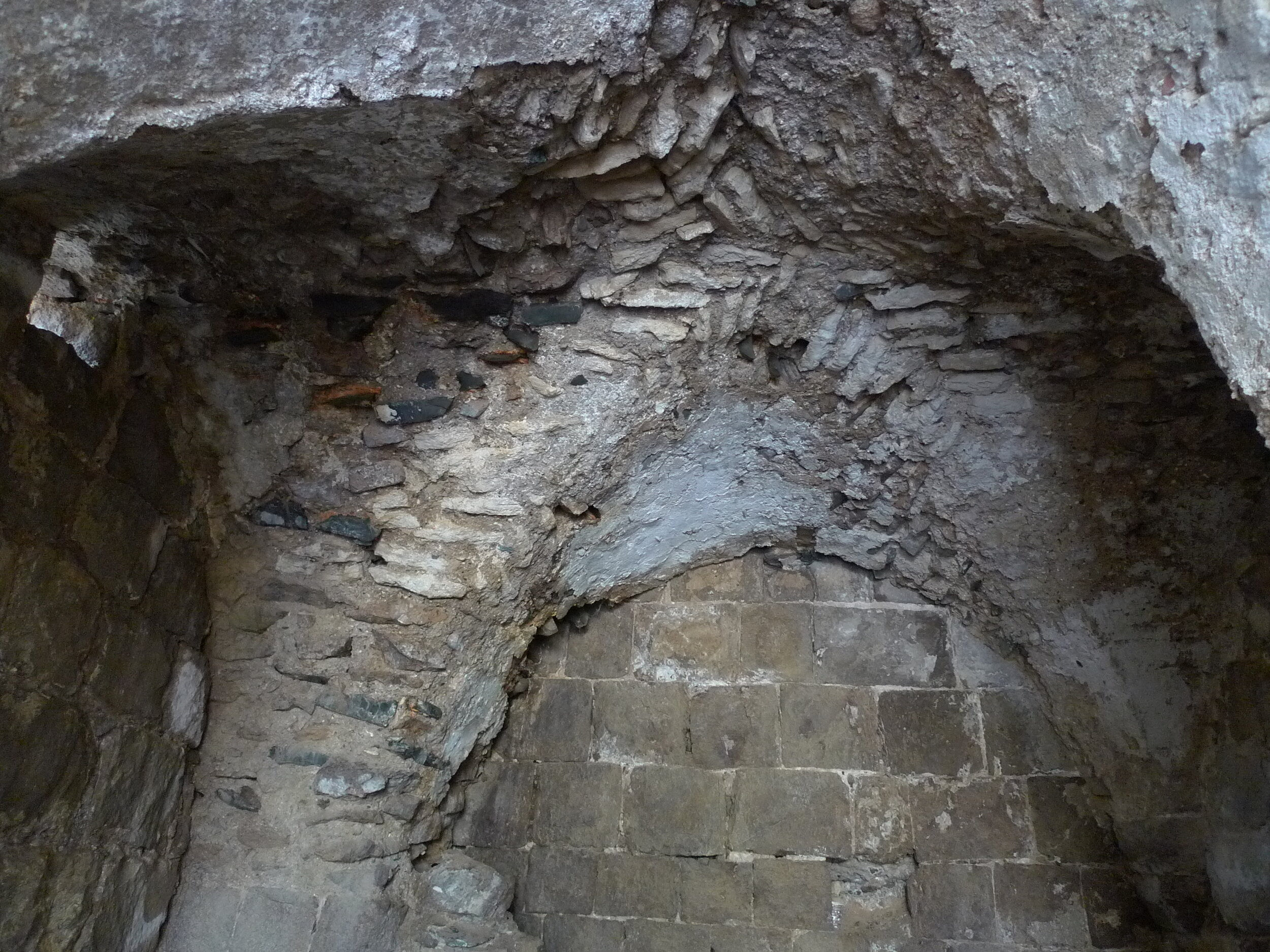  Figure 2. Vaults made out of stone splinters placed radially. 
