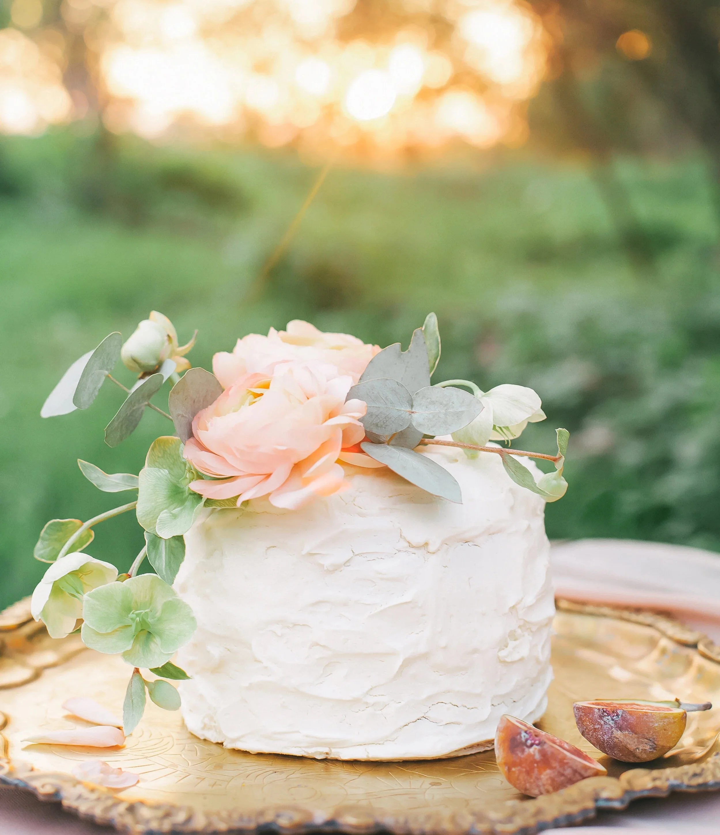 couples cake with flowers