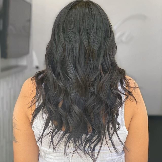 When you need to feel better and get that confidence back, just put your extensions back in so you can take that bomb selfie! 🔥 We added one row of hand-tied extensions. If you&rsquo;re ready for a bomb selfie too, click the link in my bio and let&r