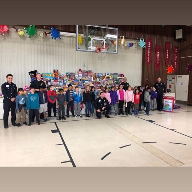 Engine 16 Toy pick up today at Murray Elementary in Dublin. Thank you kids. @alcofirefighters @alamedacofire 
#community 
Great job Dublin toy drive leads Myles Cardinell and Vargas. 🎁🇺🇸