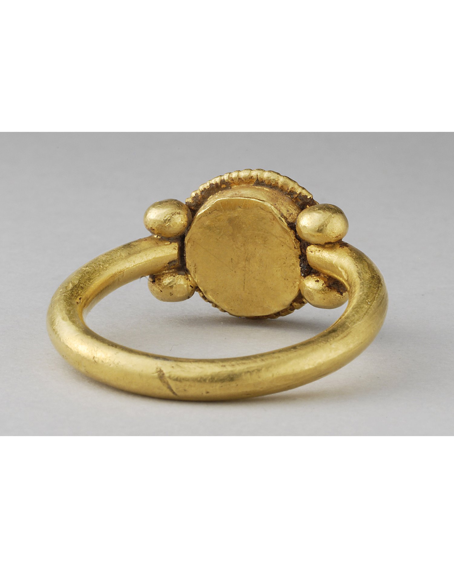 Ancient Roman Large Gold Ring with Deep Red Cornelian Bezel — e 