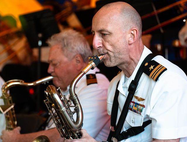 Twee musici in uniform spelen saxofon in een muziekkamer.