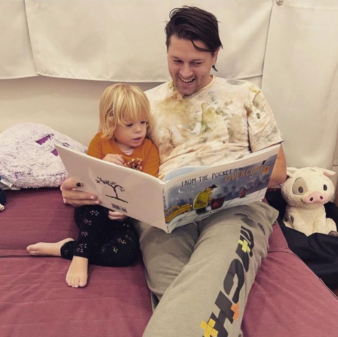 No cozier set up than this 🥰 @fire.daddy81 and his little one are clearly #MaxBuckles fans. #fromthepocketofanovercoat #readshareenjoymax #maxbuckleabooks