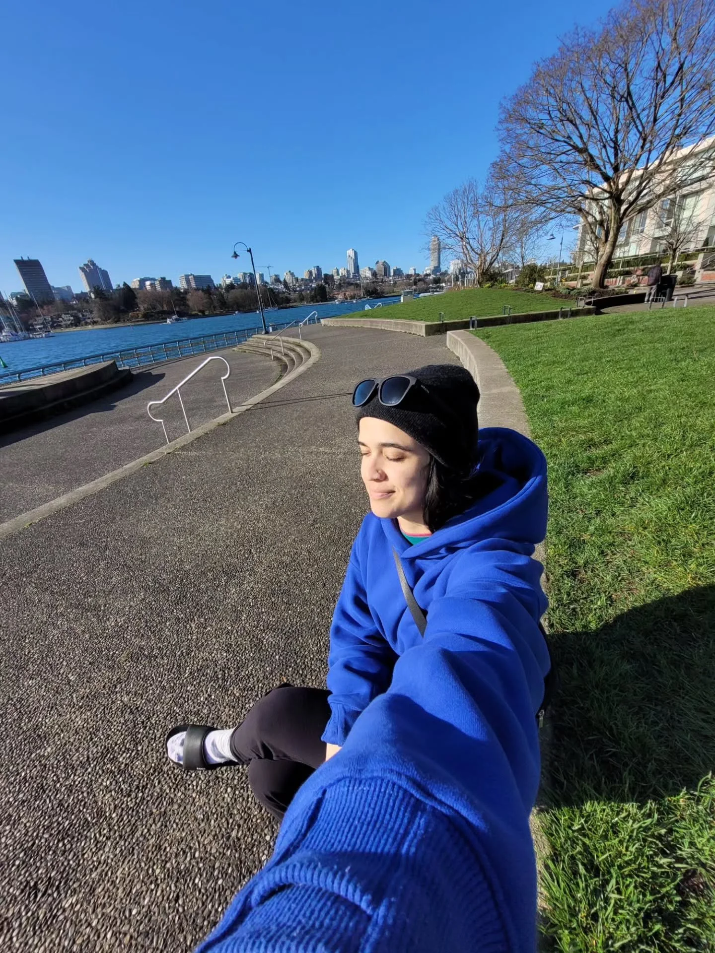 A peek at some of life's ✨️glimmers✨️ as of late. 

Family, friends, flowers, nature, sunshine, good eats, movement, Burrito Ben (with the most powerful side eye), and joy. 

All the beautiful people / places / things that make the hard stuff, better