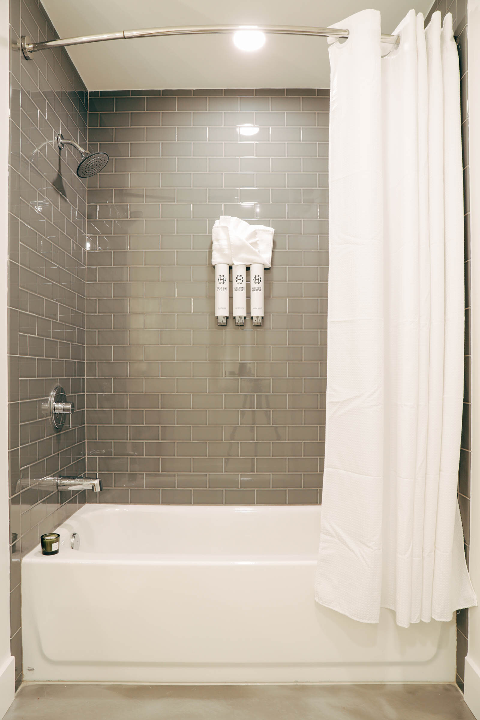 shower bathtub combo with white shower curtain