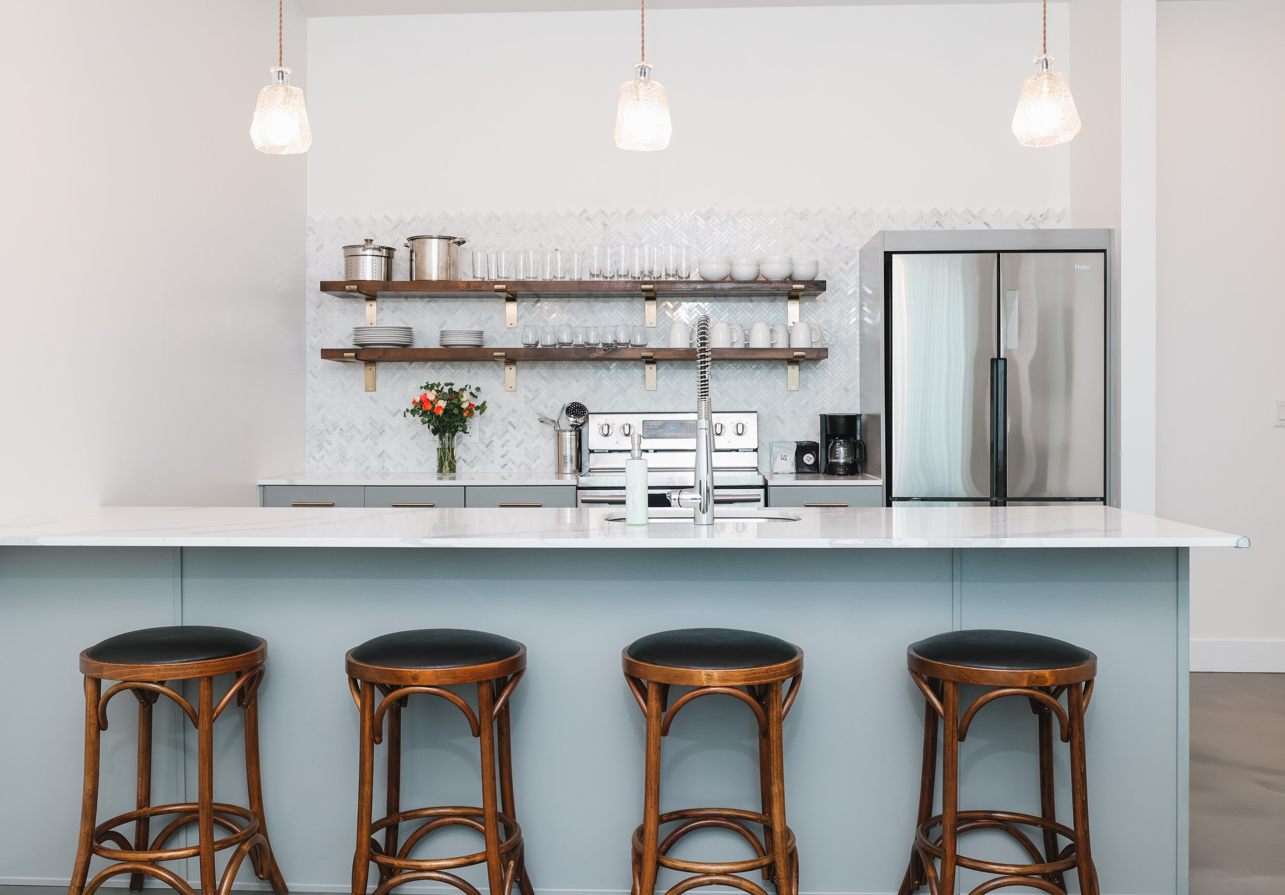 breakfast bar with stools, full kitchen