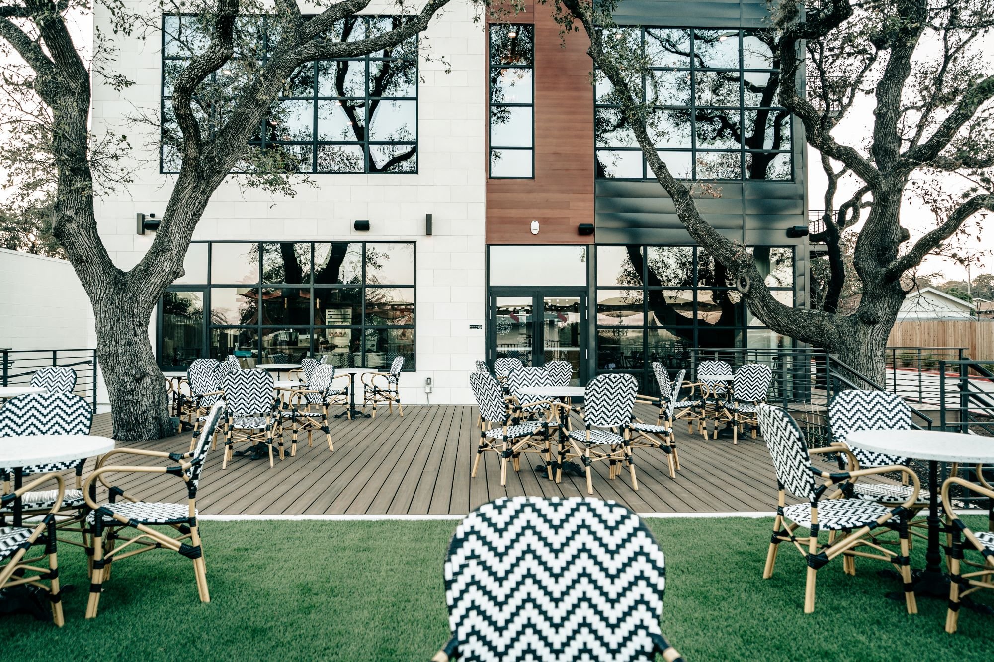 How did our beautiful Patio Deck, Lawn, and Pool come to be? Read all about the creation of our outdoor oasis in the April edition of @landscapeasn. 

Link to the story is in our bio! 

📸: @a_yum_a 

#lasn #landscape #hotellandscapes #hoteldesign #h