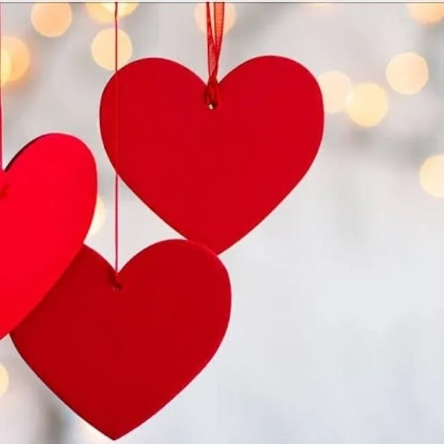 VALENTINES DAY ❤ GIFT PACK
130 grams natural soy wax in a love heart shaped tin with 4 small peach blossom melts in a tie up bag get your hands on them guys &amp; girls ❤
