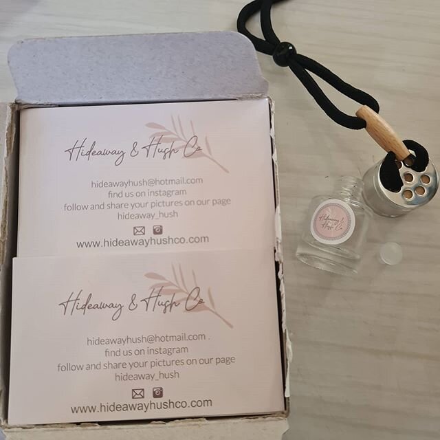 &amp; just like that I finally have a business card 😁
What do you all think? 🤷&zwj;♀️
#SmallBusinesss #CandleLover #CandlesAndMore #BusinessCard #ThatPink