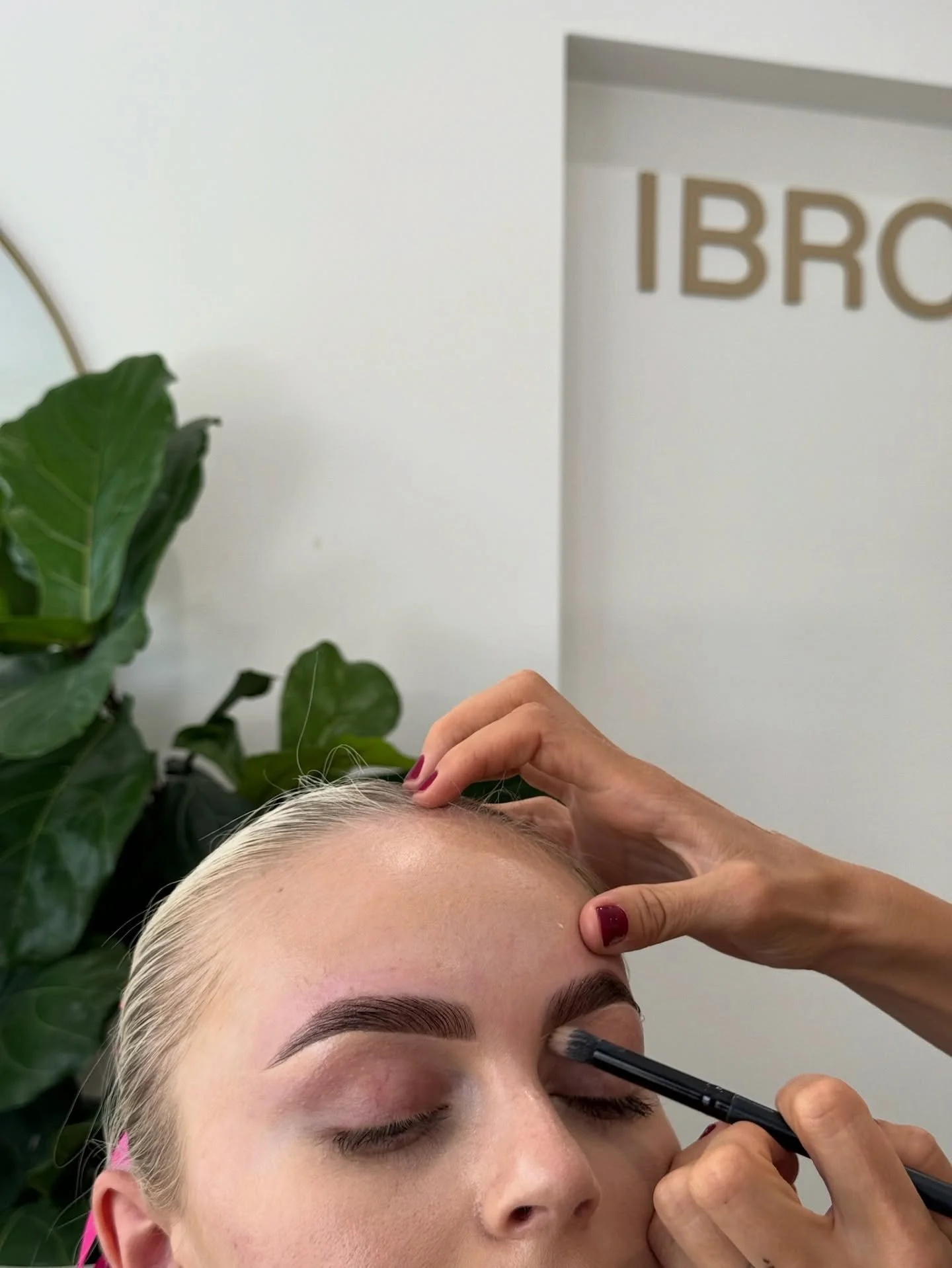 It&rsquo;s all in the finishing touches&hellip; a little concealer, a sweep of gel &amp; your brows are ready 🫶🏽
