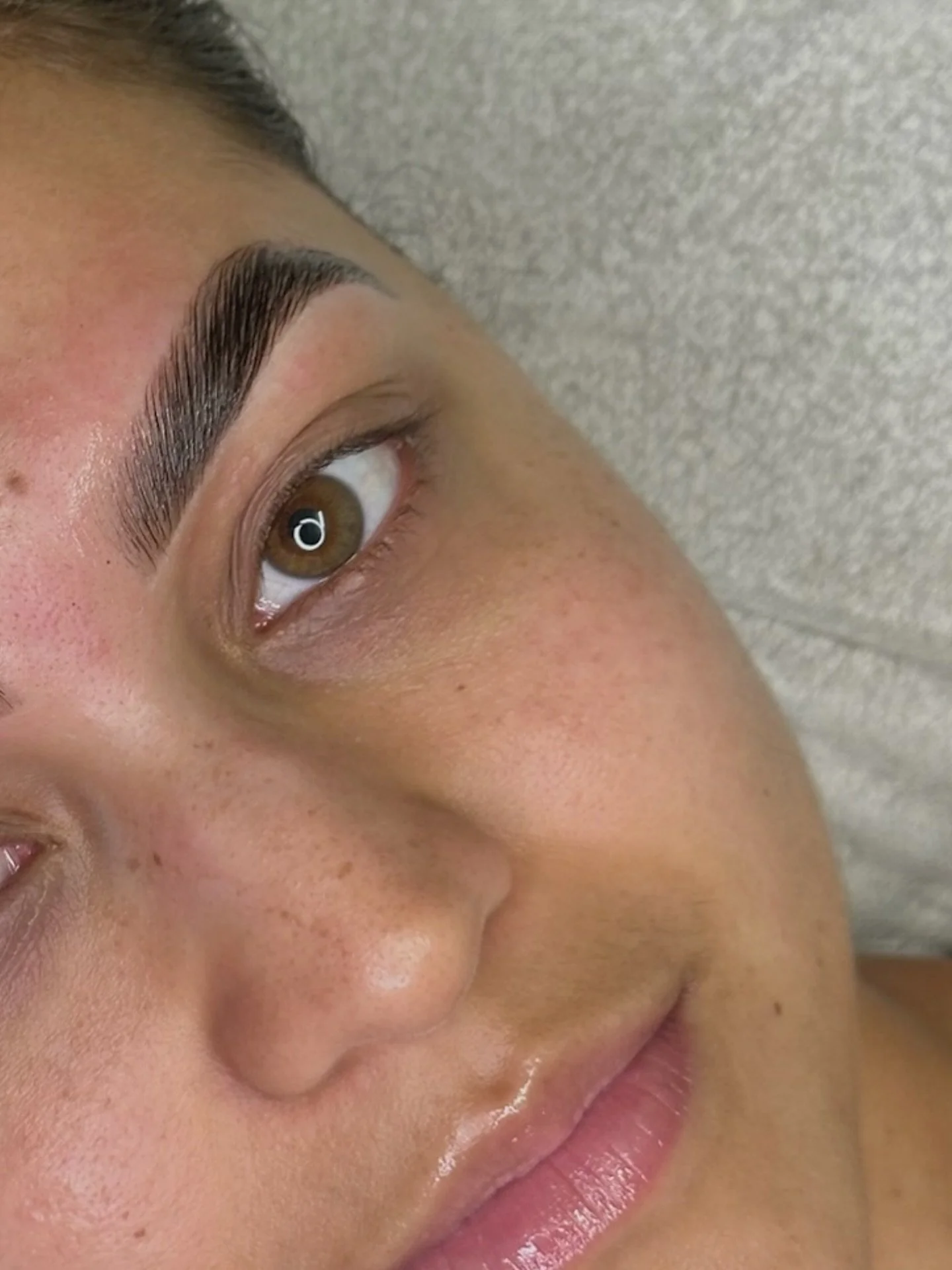 For your first appointment, we offer a comprehensive service that includes an in-depth consultation to assess your individual needs and preferences.
Your brow therapist will provide a personalised brow shaping or reshaping, ensuring that your brows p