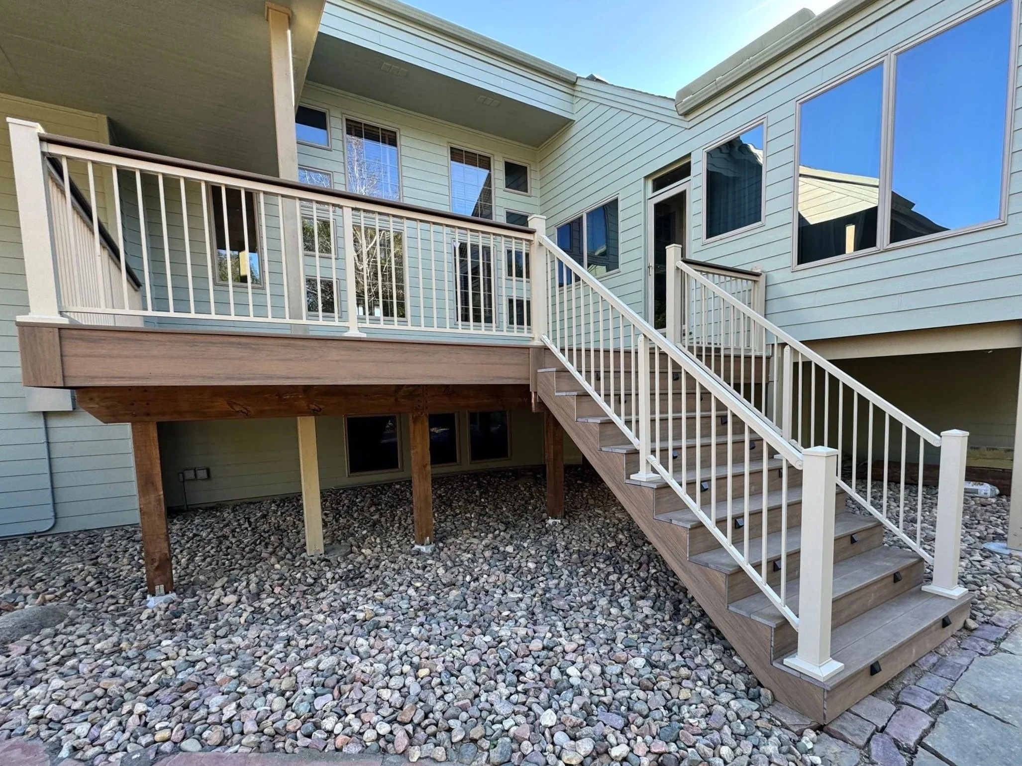 wolf pvc deck with star beige aluminum railing and integrated drink rail