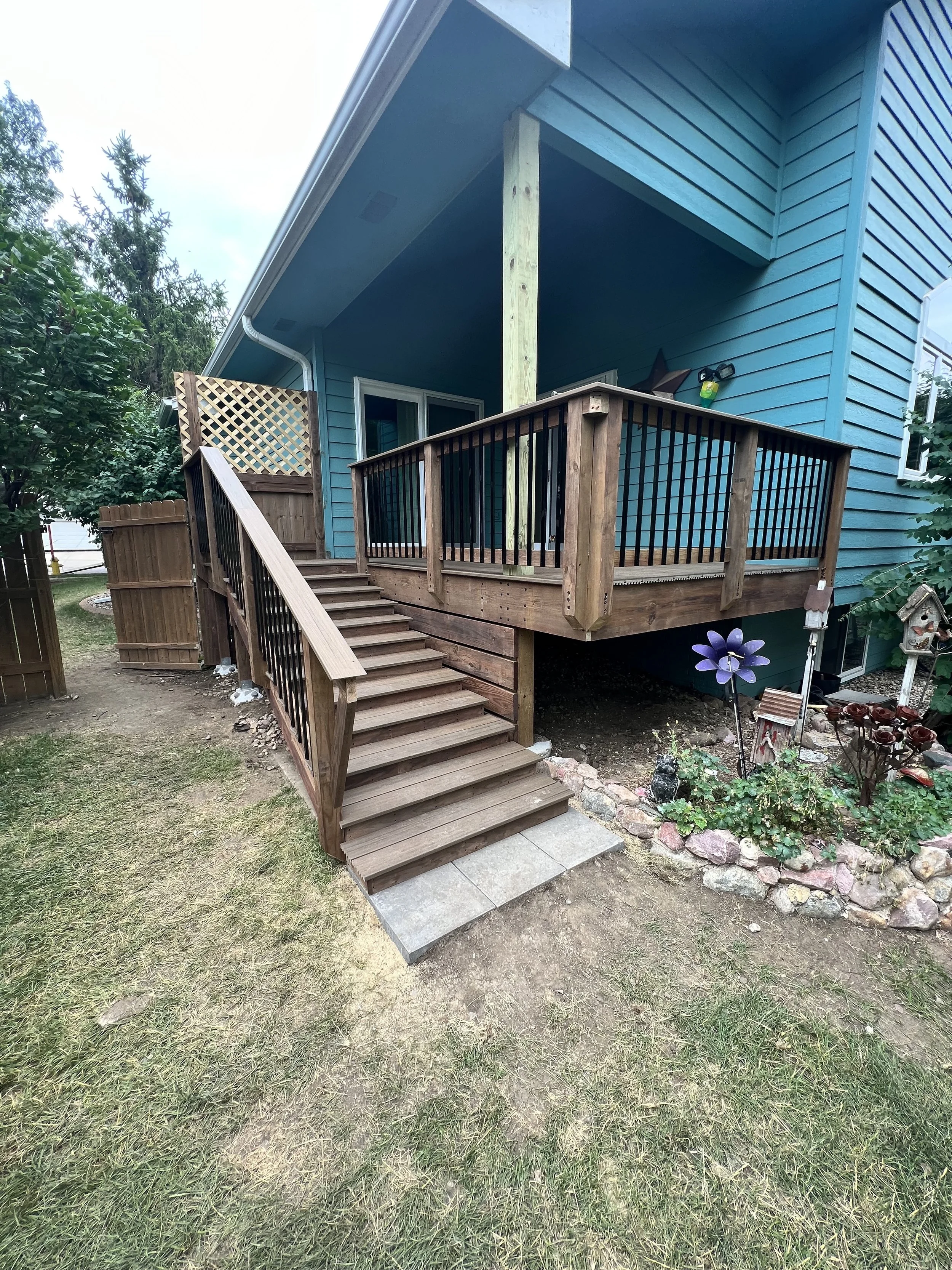 Default railing with composite deck boards