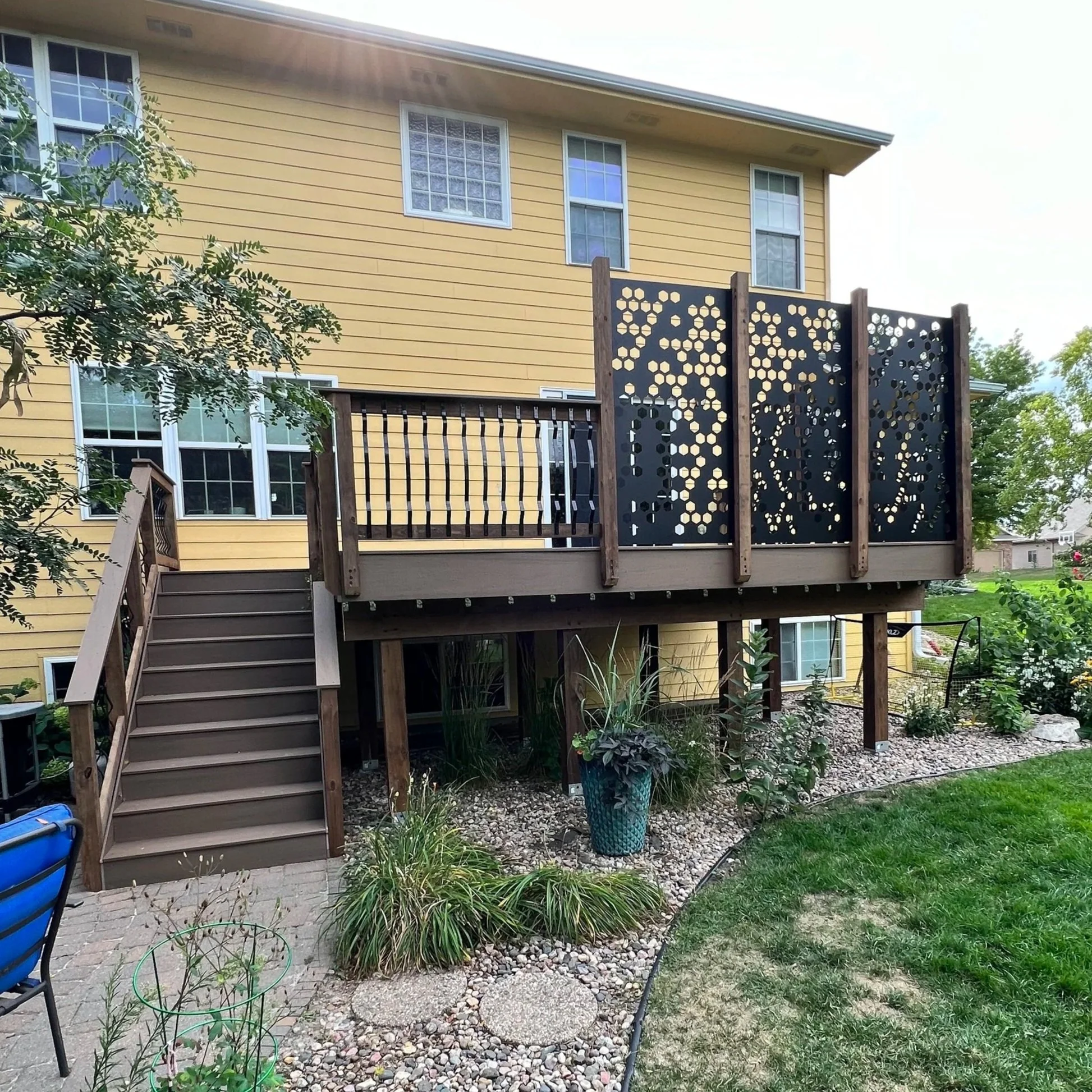 Default railing with hideaway privacy railing