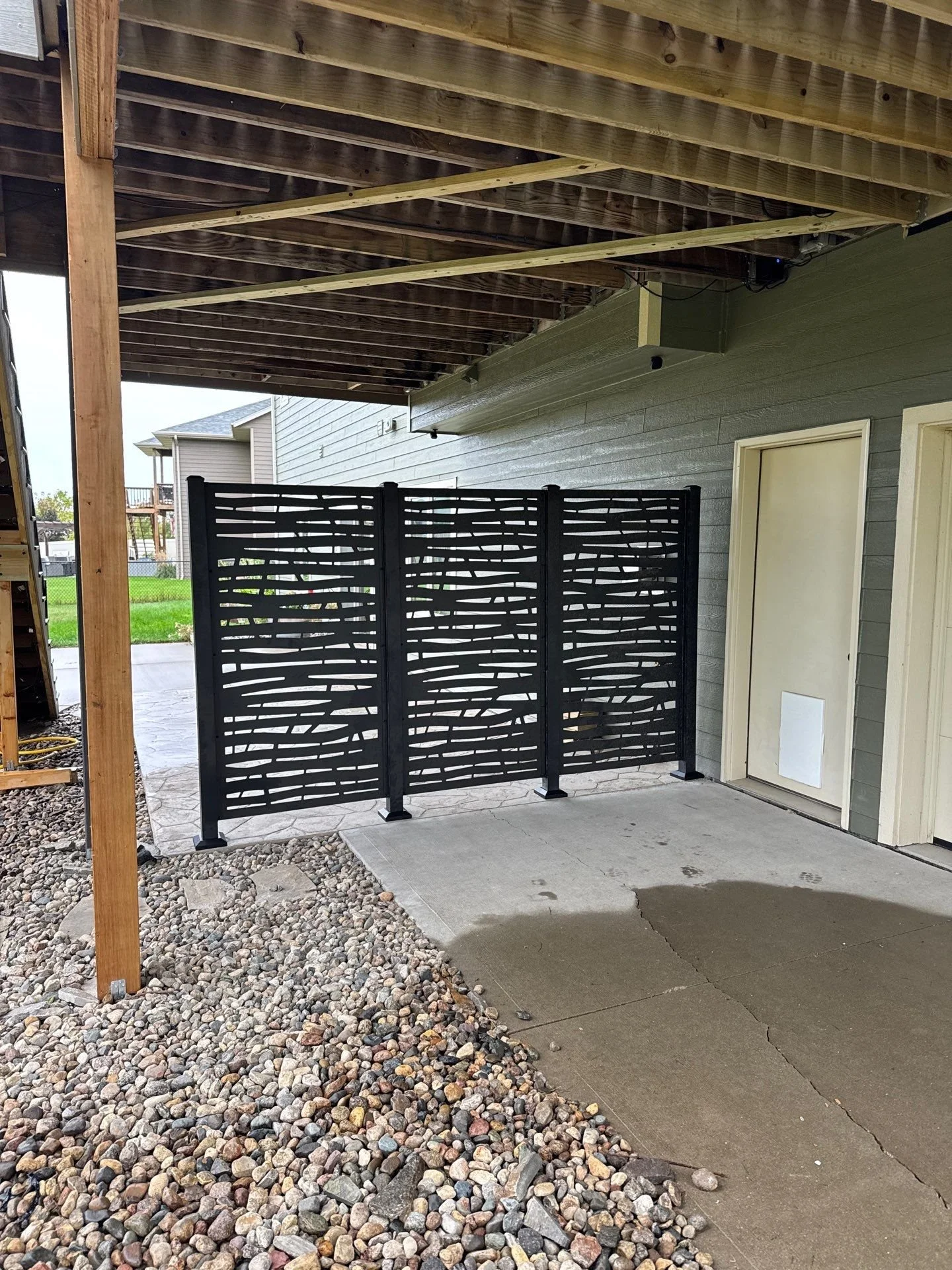 Hideaway metal privacy wall