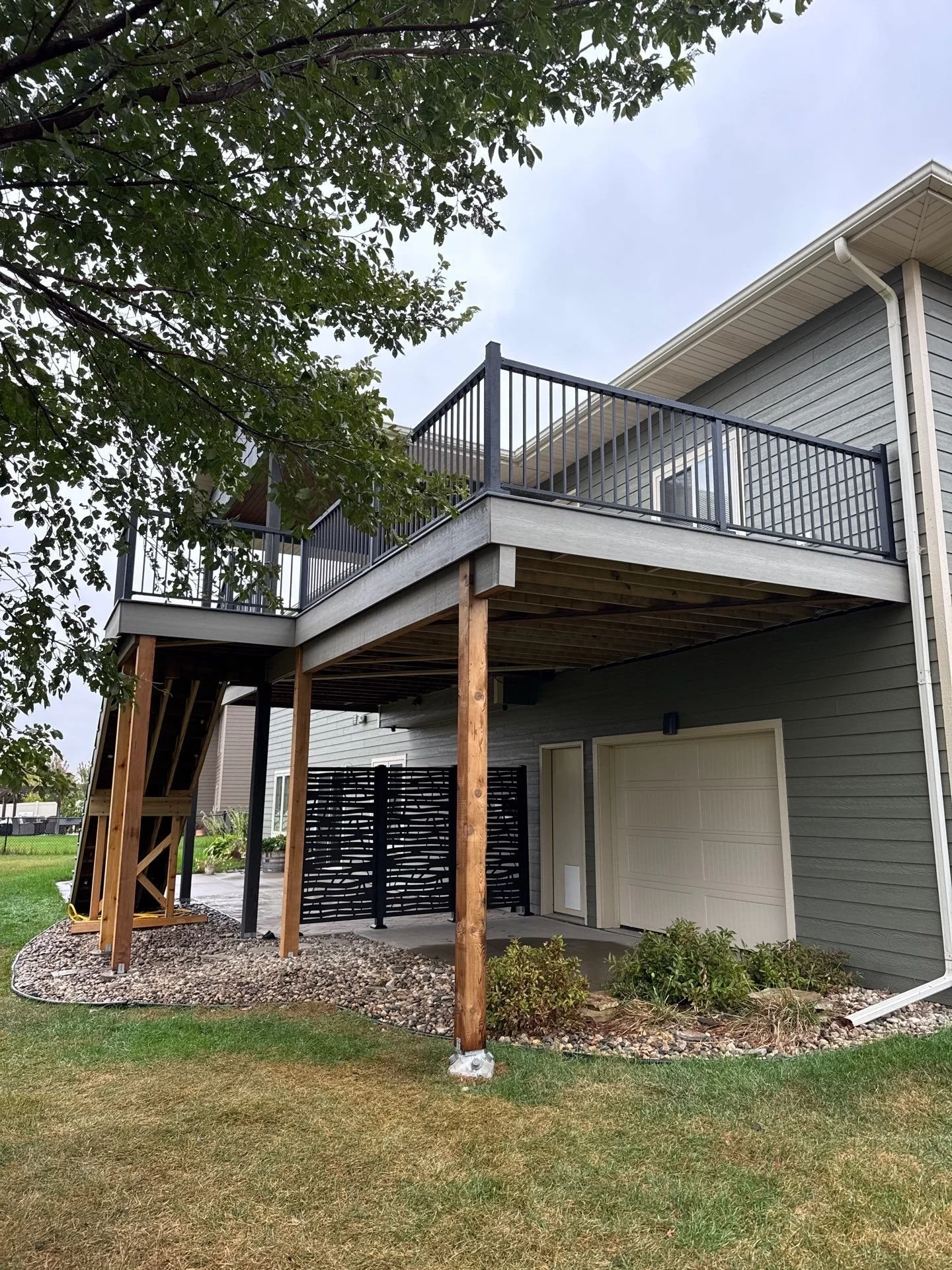 Trex composite deck with aluminum railing and hideaway privacy screen
