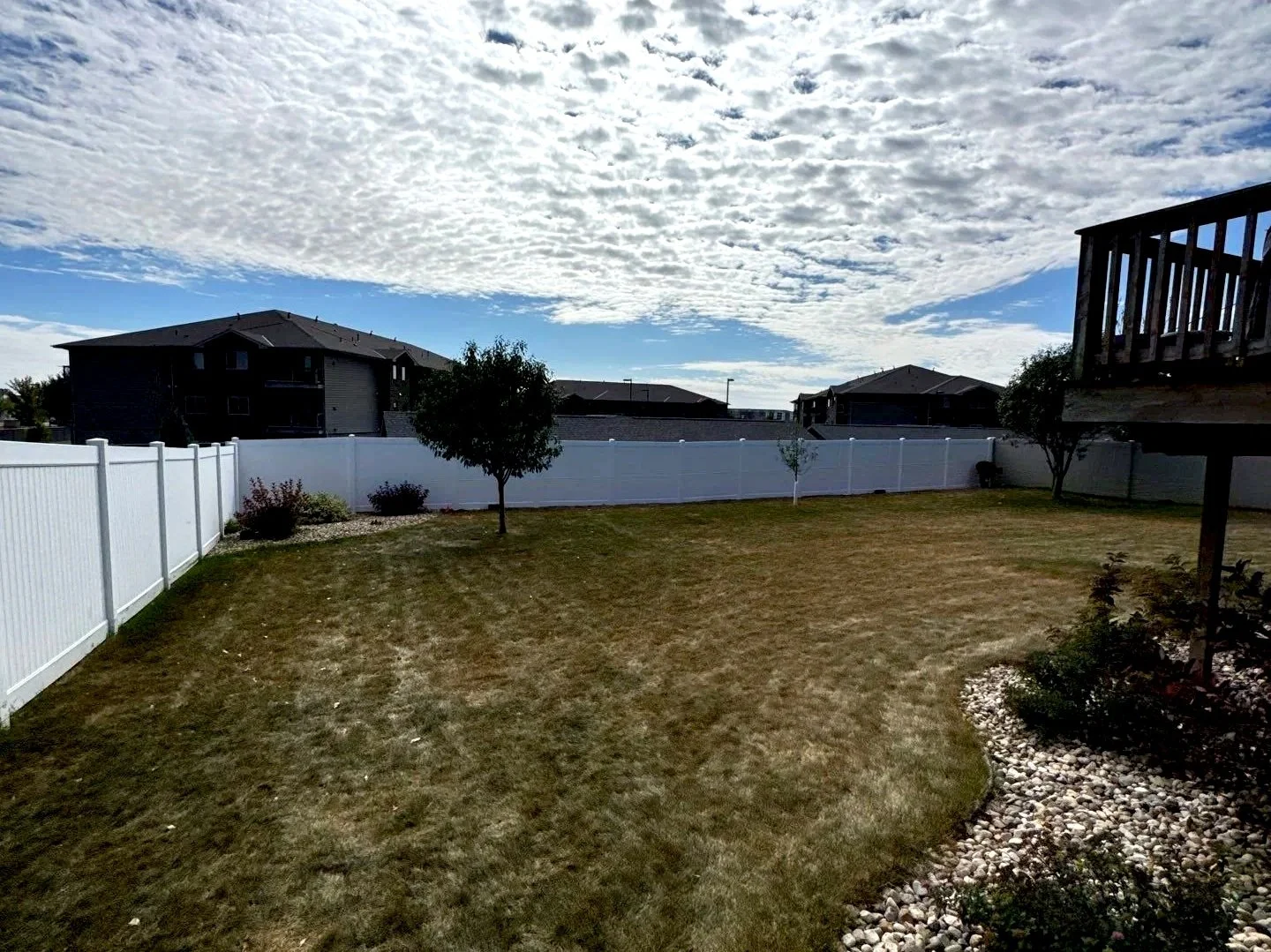 white vinyl privacy fence
