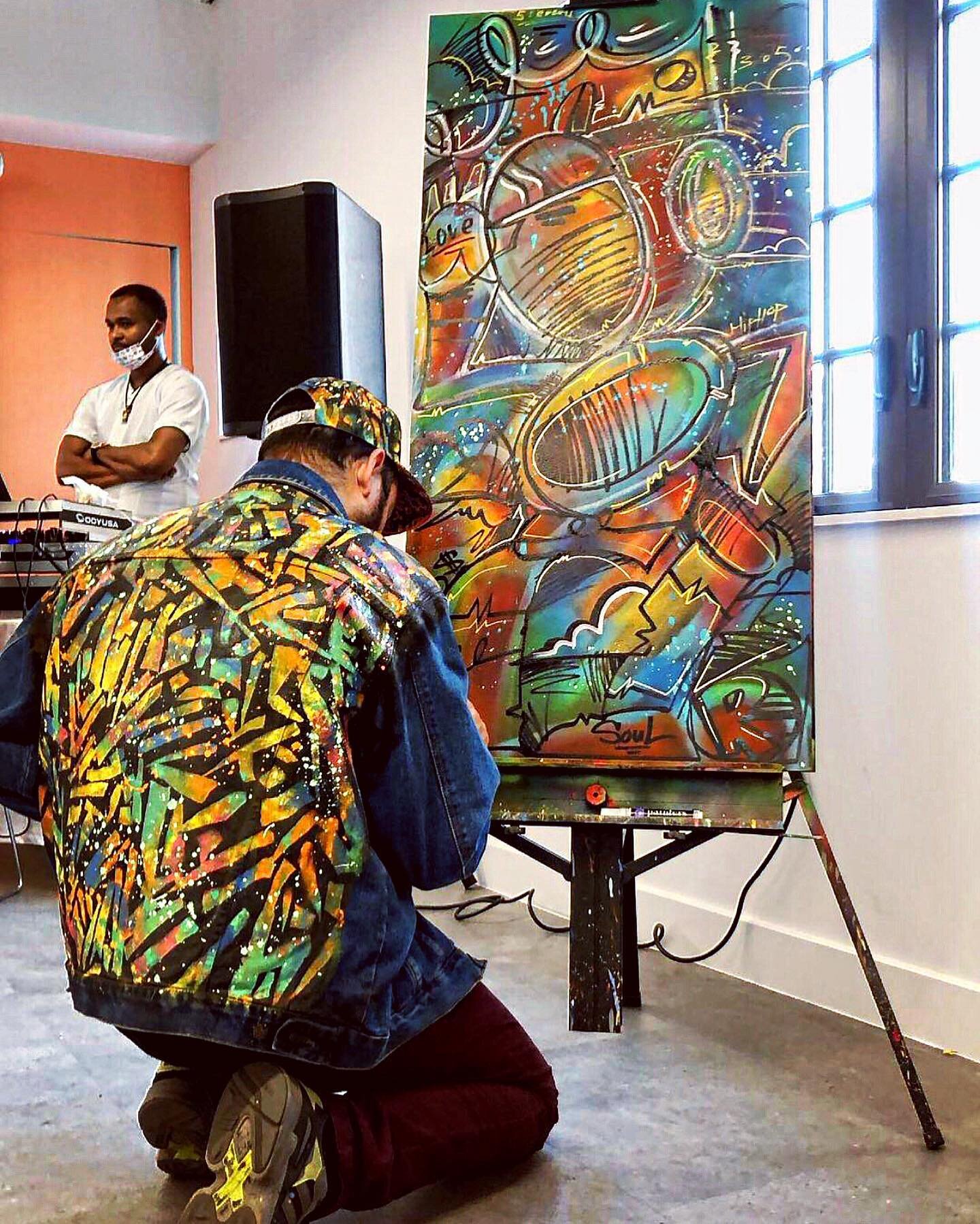 Soulbots live on 🙏🏼 
&bull;
&bull;
&bull;
#rocsol #rocsolart #rocsolmiami #rocsolmusic #solart #solartcoloringbook #artlovers #showfields #voidmiami #miamihiphop #bboys #jeanjacketart #livepainting #artcollective #artcollectors #artgallery #wynwood