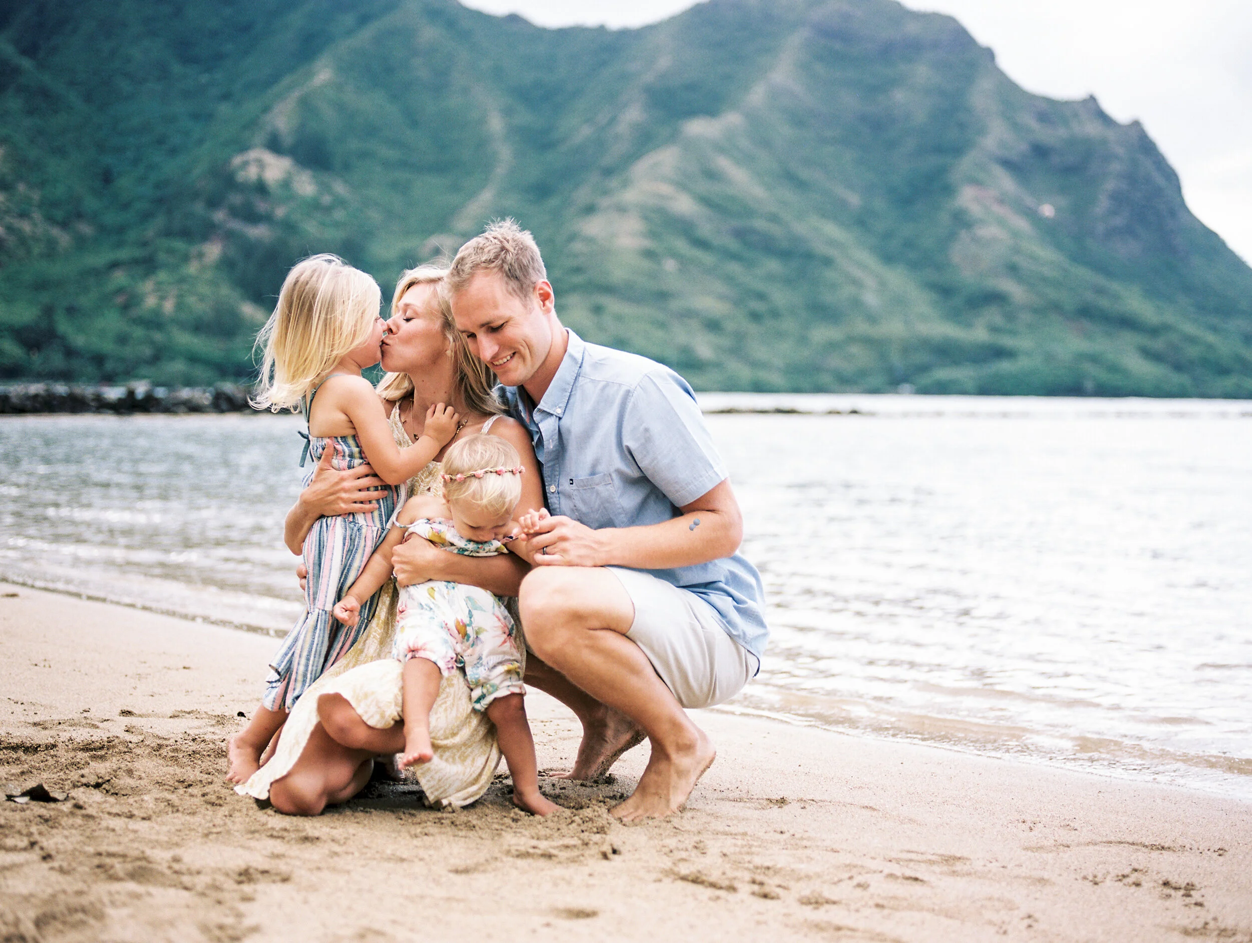 Family Photos at Kahana Bay on the Windward Side of Oahu | Knofczynski Ohana