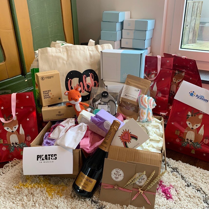 SOOOOO MANY GOODIES being packed into our Palliative Parent Gift Bags! A huge thank you to our donors, supporters and partners who made this possible:
@lovehealingshop @ducknrabbitshop @1ofakind_storytellingproducts @miamaljojokijewelry @quaranvino.w