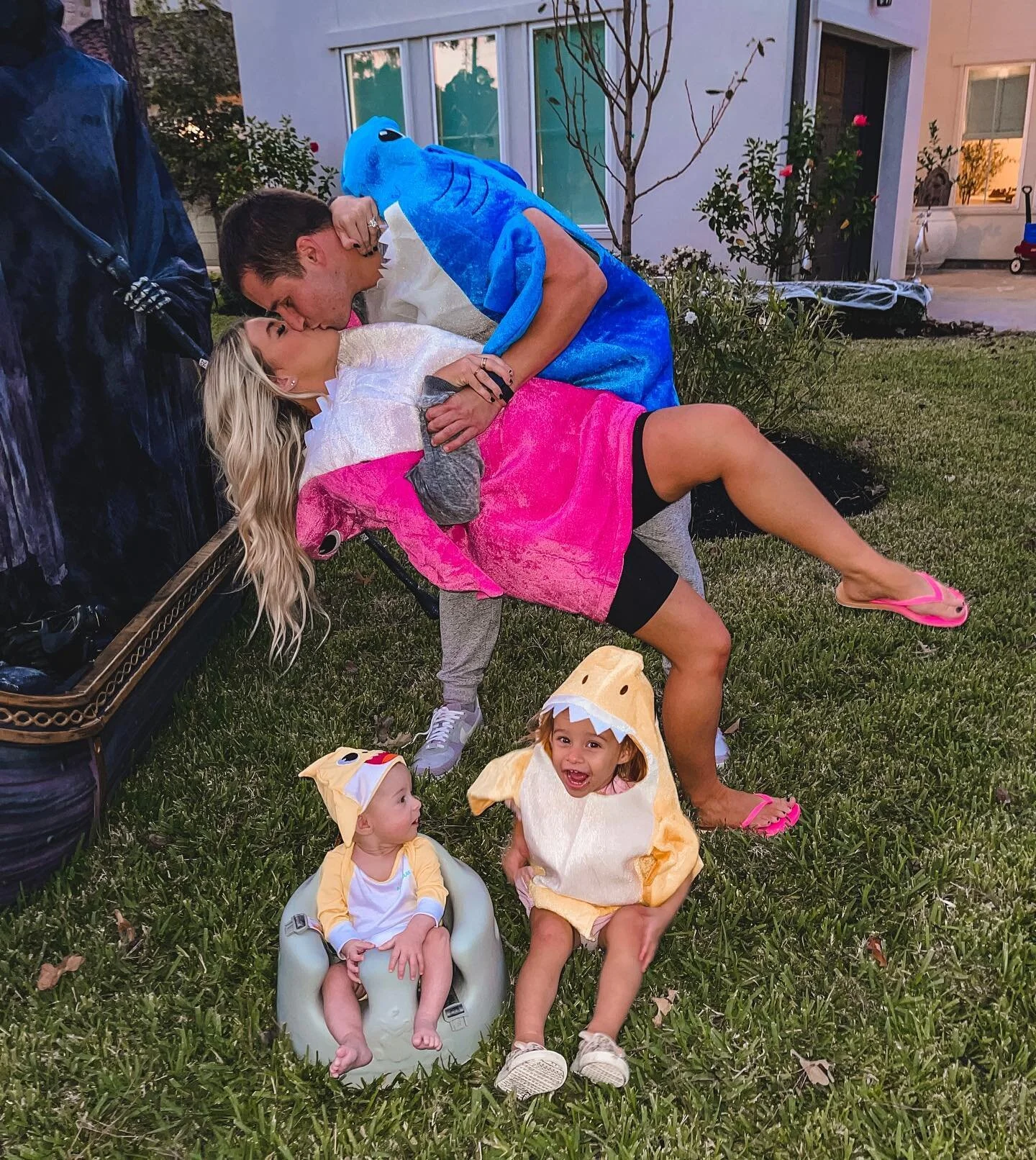 Mommy Shark + Daddy Shark= 2 Baby Sharks💗💙💛💛