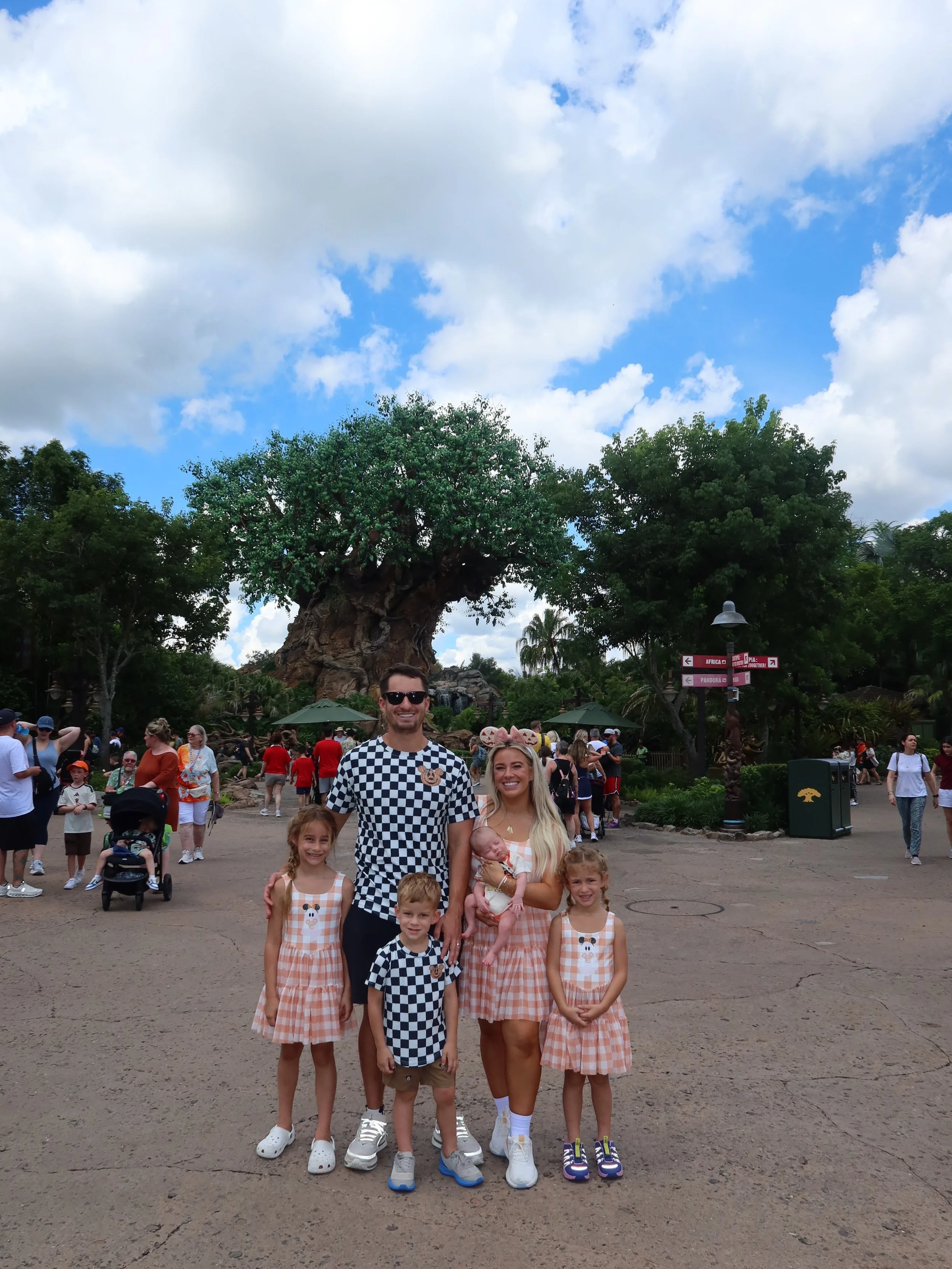 Disney day ✌🏼🪾🎃 such a fun trip with our FOUR 🫶🏼