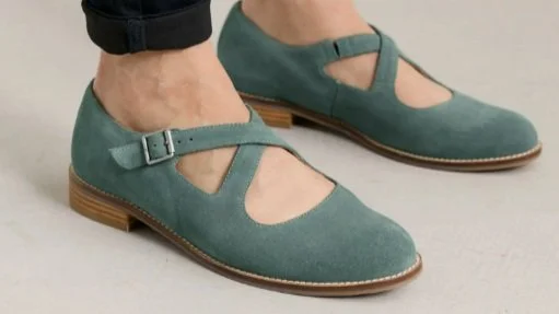 3 shoe mistakes that will make you look older