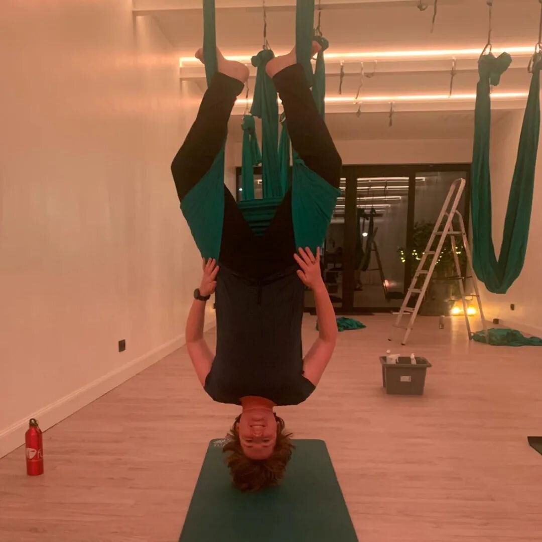 De wereld op zijn kop!

Die ervaring had ik gisteren bij @vitalitywarehouse tijdens de aerial yoga les.

Cool!
Niet enkel omgekeerd hangen maar vooral dit te doen in de flow van @yvonnekonig haar les. De voorbereiding naar de pose, het opbouwen van h
