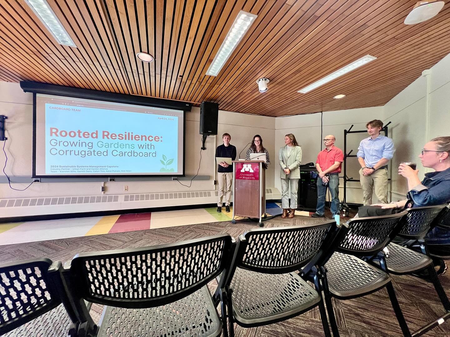 End of term means final presentations! In this case a great group of @umnbbe capstone students shared their findings for the #jelinskisoillab shredded cardboard mulch project. Thanks to their instructors, @shredright4good @rogerslab_umn @ufga_mn @ncr