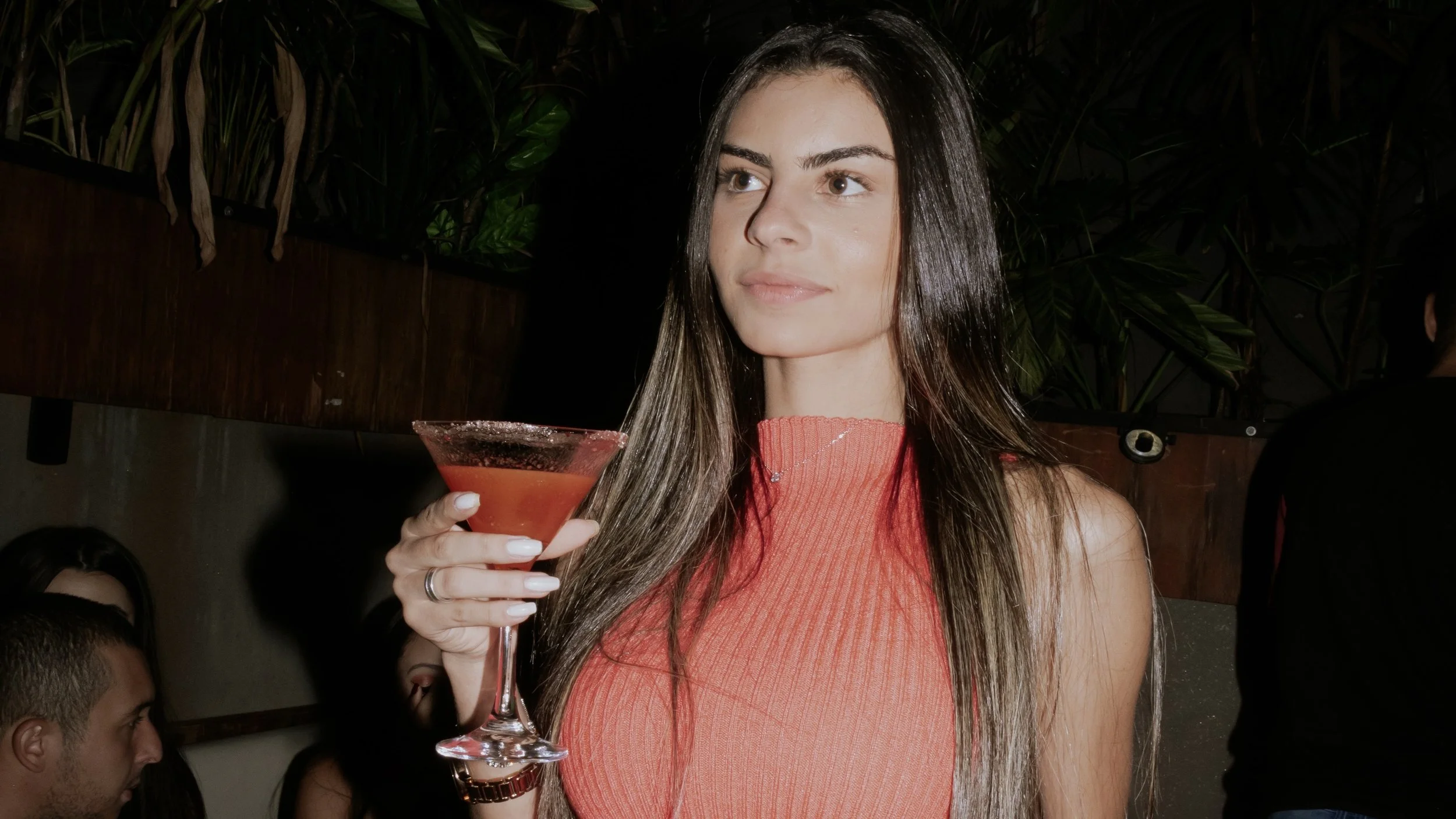 Quer saber o que acontece quando alguém resolve dar bebidas grátis para gente solteira durante todo um mês? A gente mostra. 