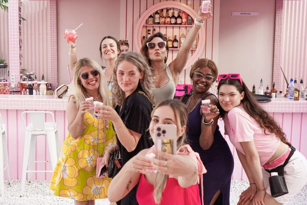 Drinks para os solteiros de Brasilia? Encontramos um bar oferece bebidas de graça para quem está livre e desimpedido