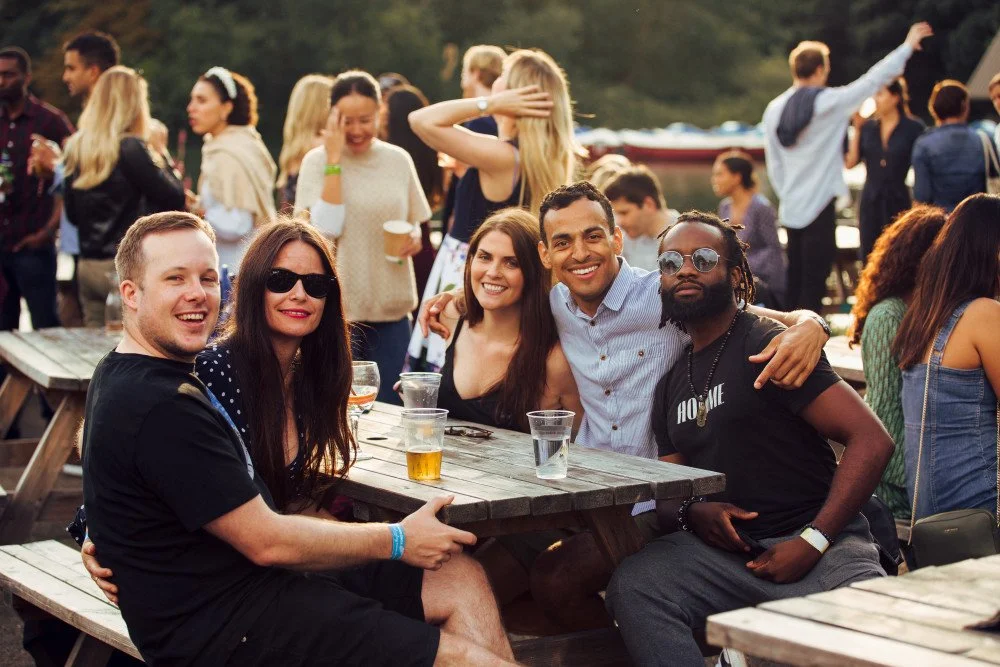 Non ne puoi più di fare swipe? A Milano trovi i party per single più bollenti di quest’estate. 