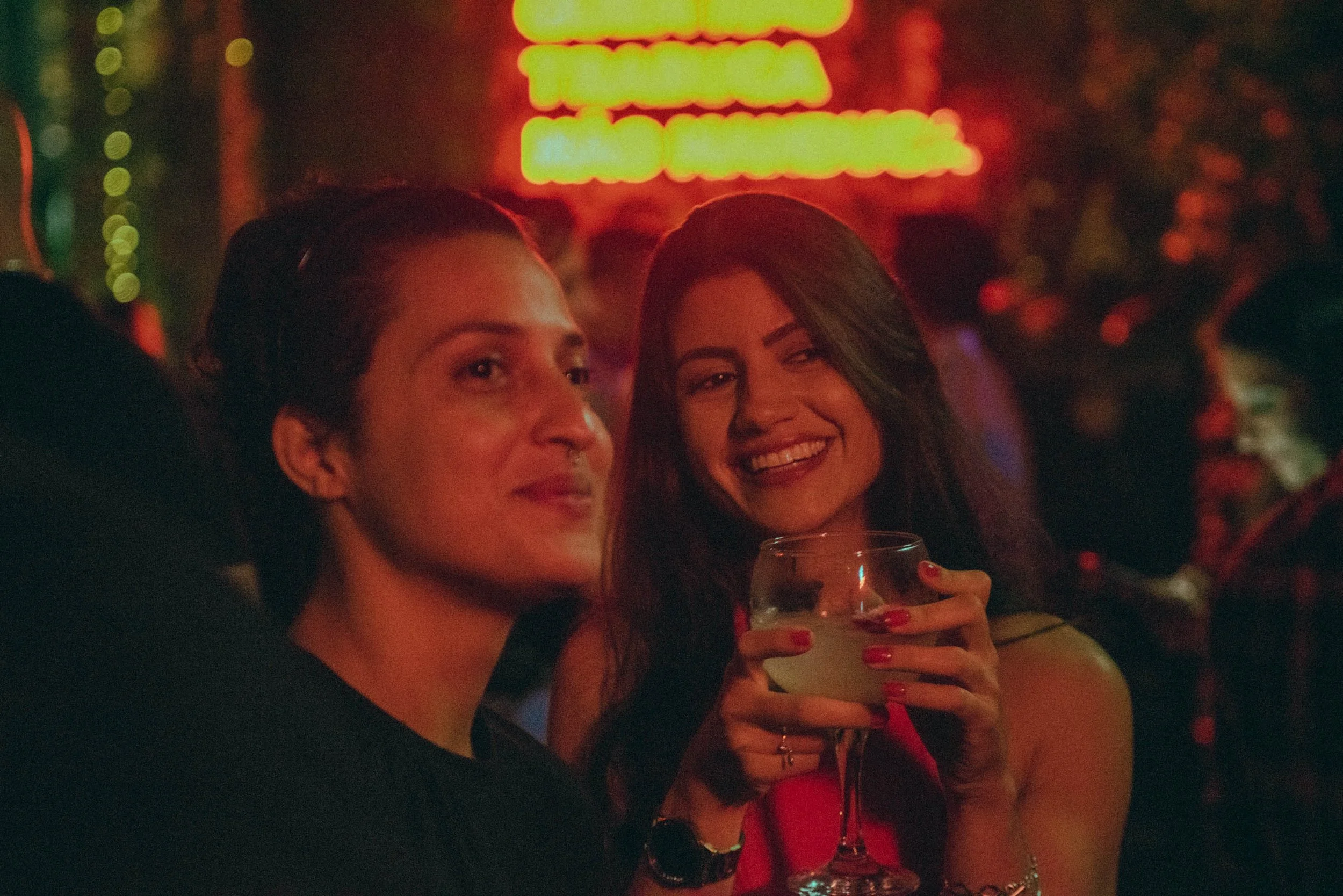 Ainda não conheceu ninguém interessante depois do término? Então você precisa conhecer as festas para solteiros.