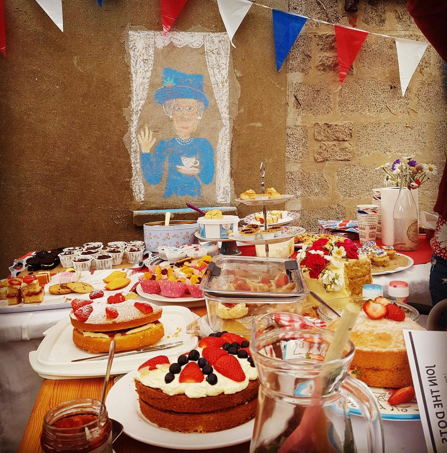 What an incredible community we have all created here ❤️💕❤️💕

Feeling very British today, celebrating the Queens Jubilee with a summer tea party in the rain ☔️ ☀️☕️🫖🧁🍰🍓

&hellip; and feeling very lucky to be surrounded by so many brilliant bake