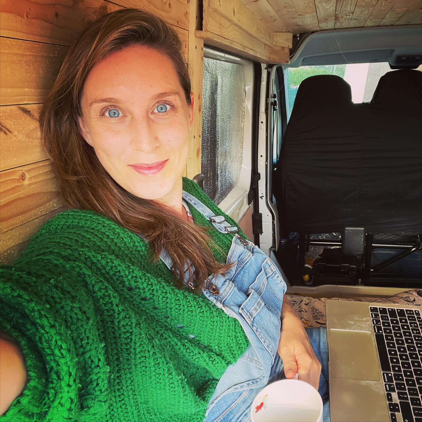 Sunny September day 🍂🍁☀️
My office for the afternoon 💻

&hellip; 💕🚐 Yeti the van with the sun beaming down

#autumnsun #autumnsunshine #septembersun #vanlife #vanlifeuk #creativespace #remoteworking #digitalnomad #digitalnomads #logcabin #logcab
