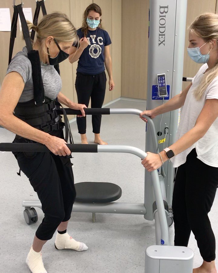 It was a very exciting day to see how much Val&rsquo;s walking has been improving!! She is such a big inspiration in our clinic ❤️
&bull;
&bull;
&bull;
&bull;
&bull;
#spinalcordinjury #spinalcordinjuryrecovery #spinalcordinjuryrehab #scirehabilitatio