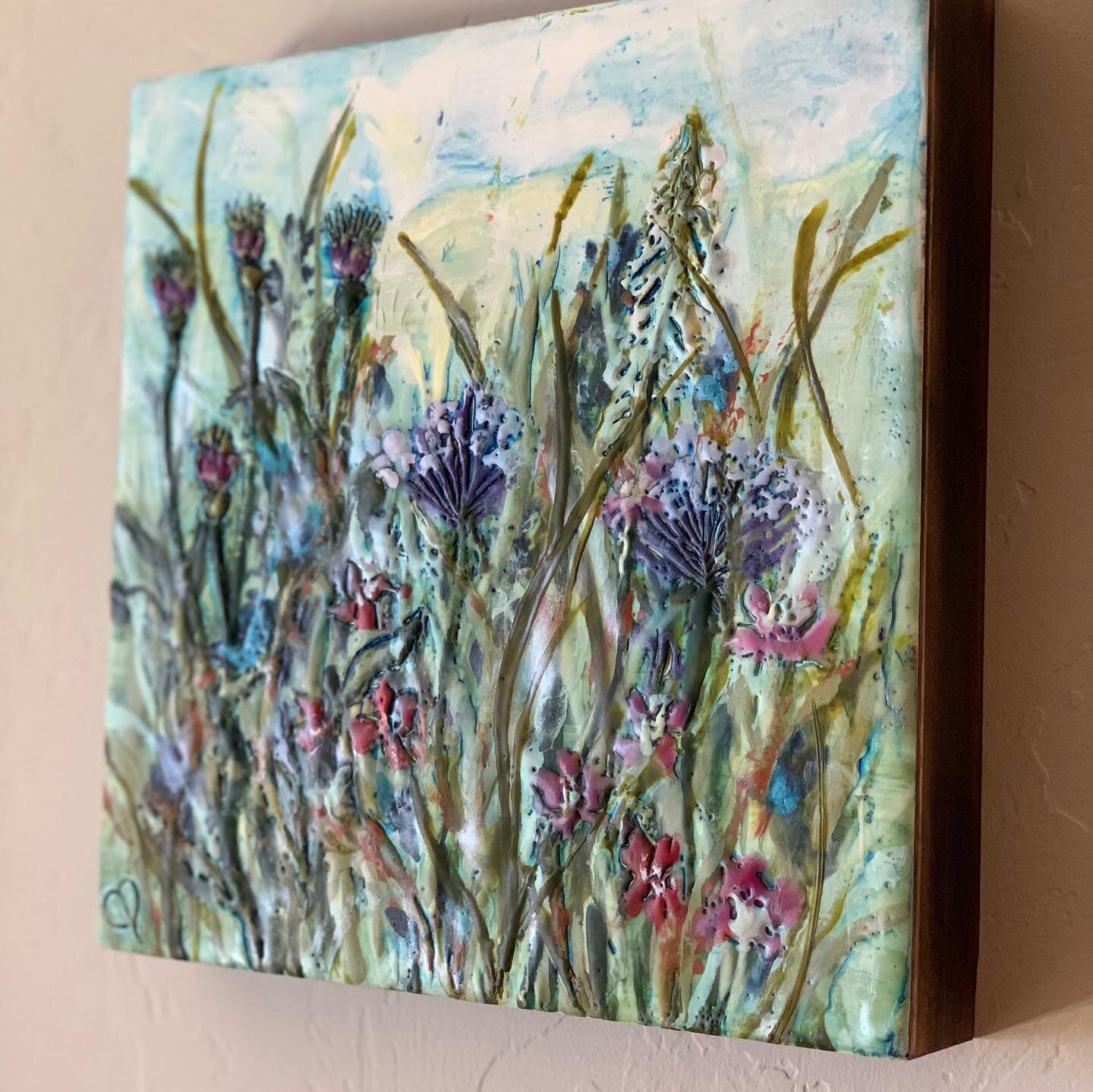 Just finished this sweet little 10x10 encaustic and oil painting. &ldquo;April&rdquo; is a perfect Mother&rsquo;s Day gift. $150 and free shipping. Available on my website. Link is in bio. &bull;
&bull;
&bull;
&bull;
#encausticart #encaustic #encaust