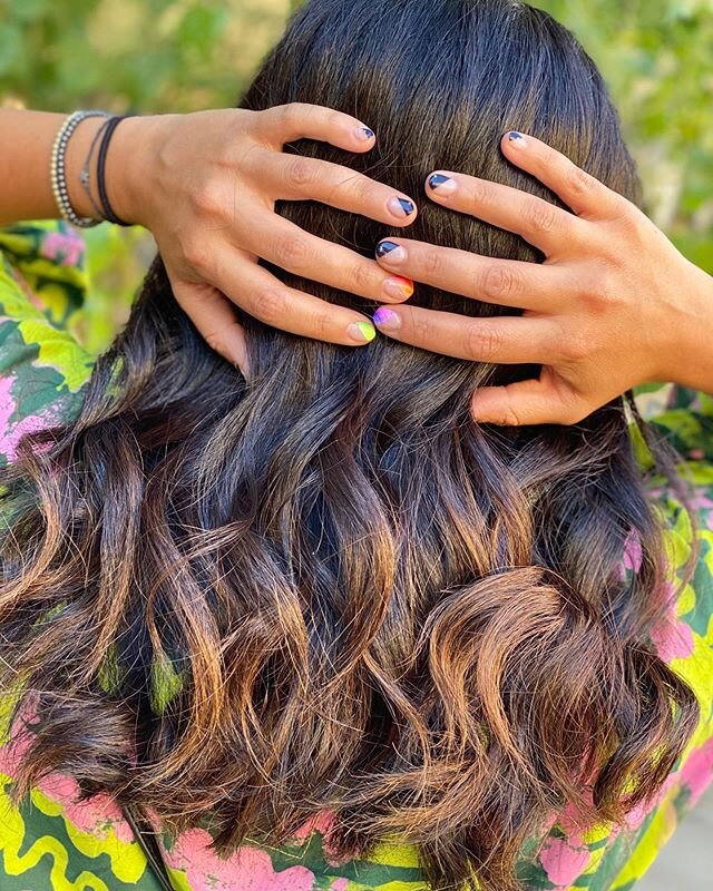 Bomb hair + bomb nails. Get your post quarantine look at @bloitoutlounge and @thevspotnailspa ASAP.
Fire Collab 🔥
Hair by @desz_velez + nails by @nailsby.elissa 
#Hoboken #babesinbusiness #femaleartist #collaboration #bloitoutlounge #beautybar #hobo