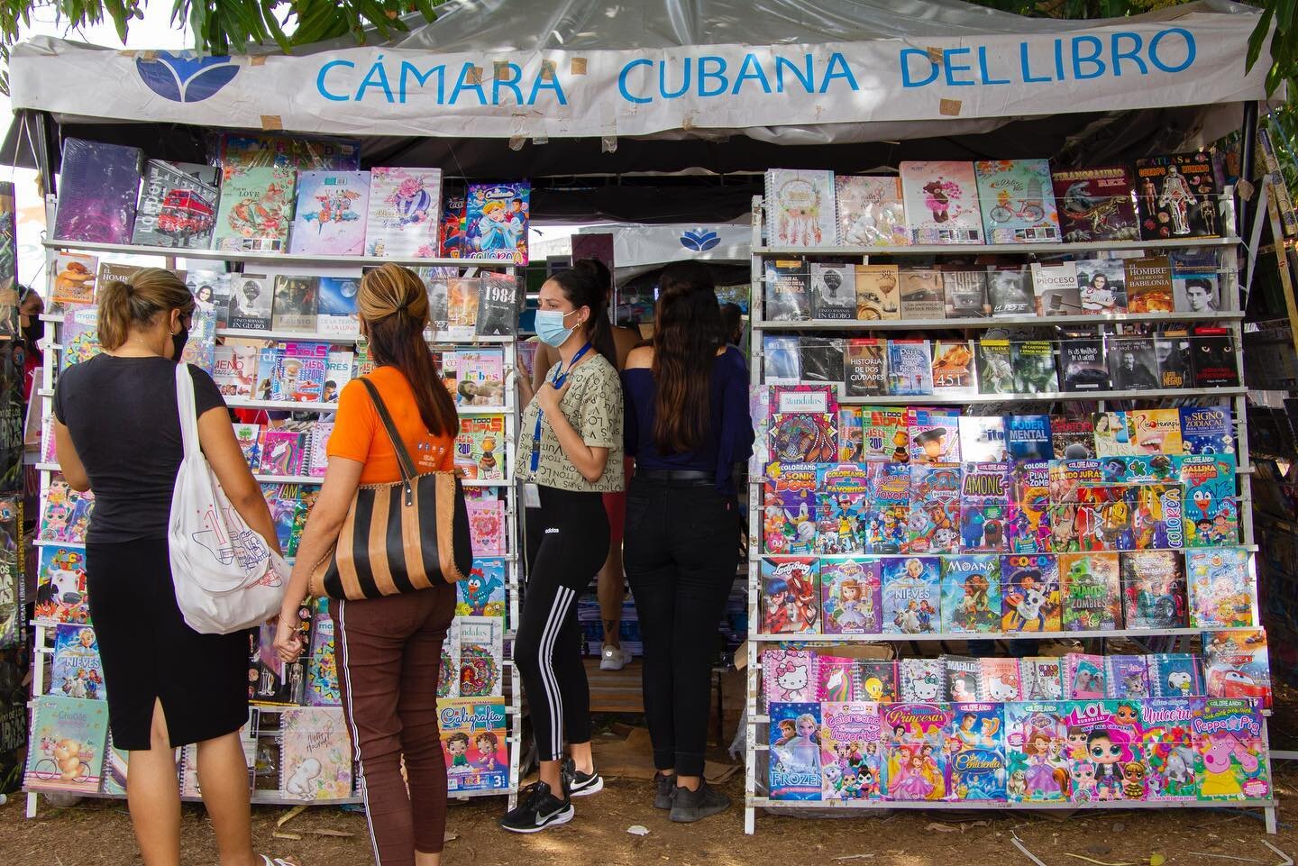 Our Communications Consultant @dolis_alf was able to catch a glimpse of  one of our favorite annual events yesterday, the 30th Havana International Book Fair.

It's the first time in 2 years, since COVID, for the fair to take place. Until April 30, t