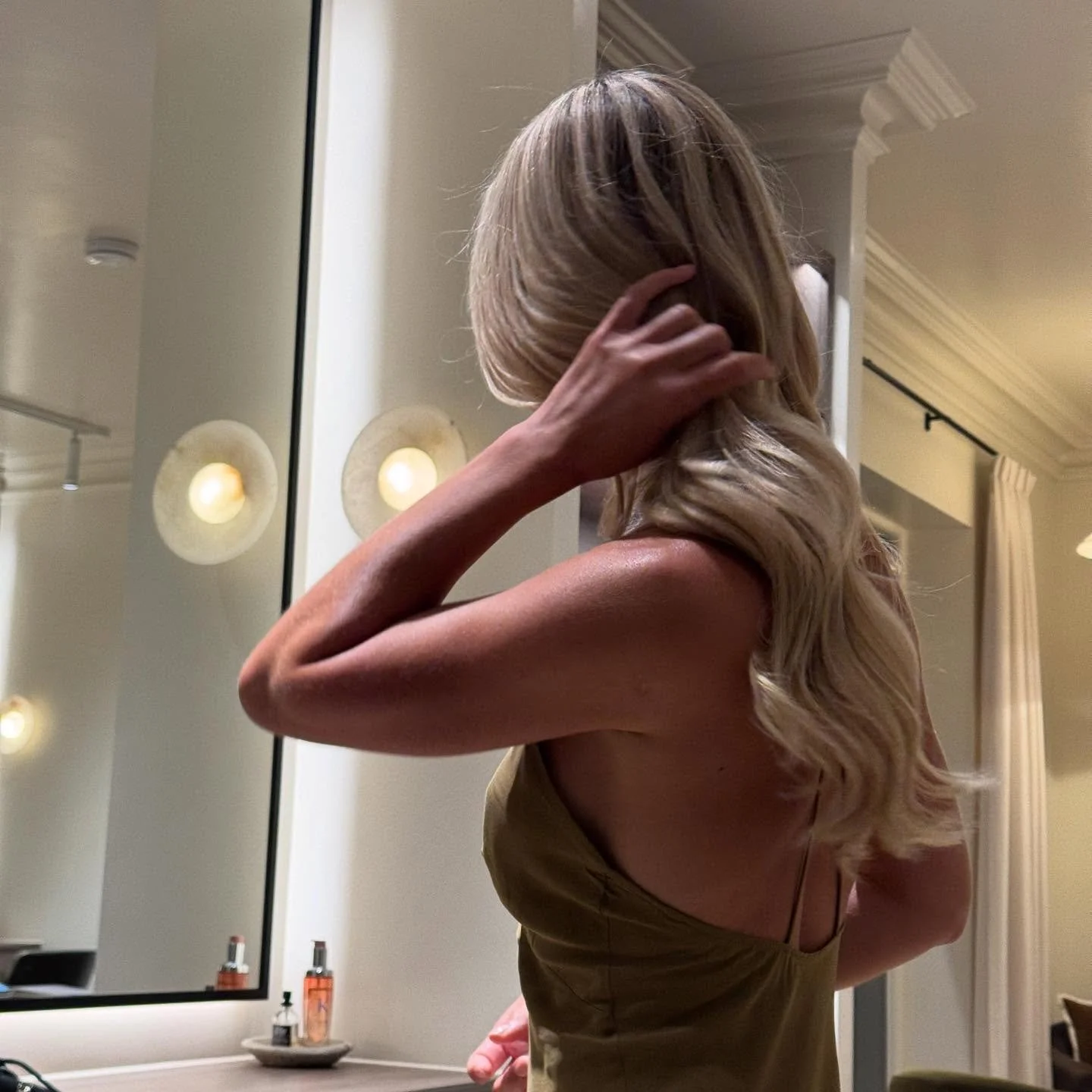 A little moment ✨ 
For this look, our stylist Lucy installed tape extensions and finished with a nourishing Kérastase Fusio-Dose treatment for that silky, healthy shine.
We focused on a seamless colour match, blending the extensions perfectl