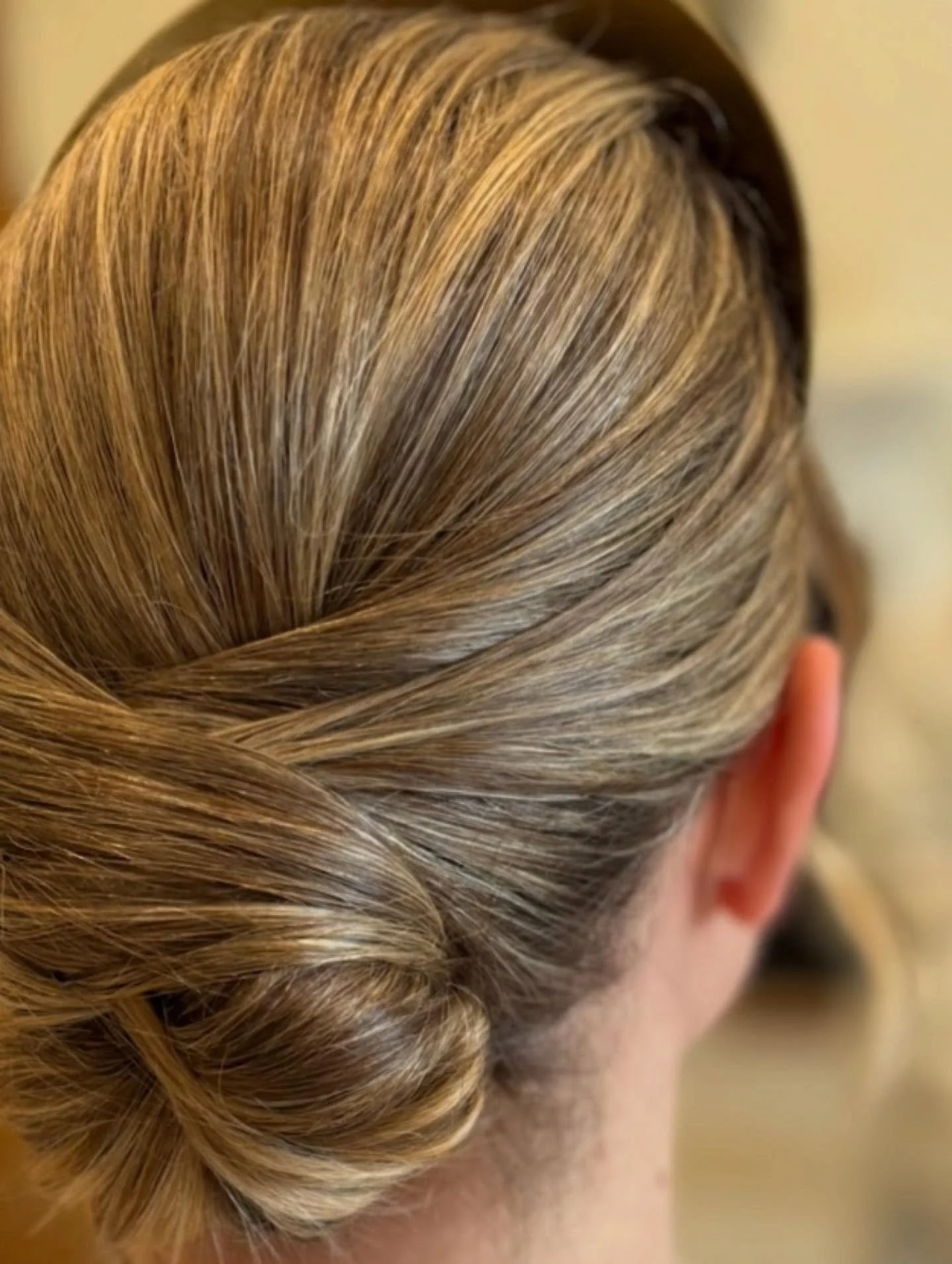 A serene morning in Oxfordshire. 
Grace travelled to our bride to ensure her day began with ease, calm energy, effortless styling, and a quietly confident finish.
This modern twist was created with precision and softness, designed to move beautifull