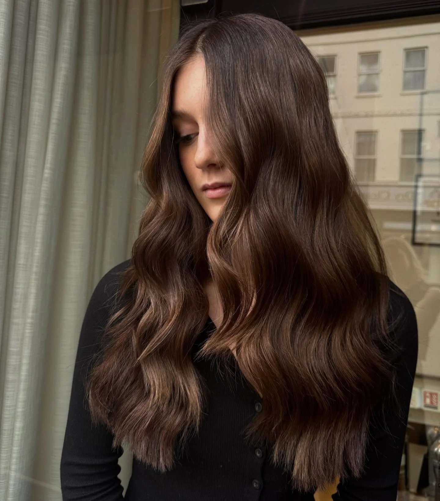 timeless, dimensional brunettes always have their moment ☕️✨
Rich, glossy tones that blend seamlessly to enhance your natural depth and softness - giving that effortless, “born-with-it” shine in every light.
The kind of colour that feel