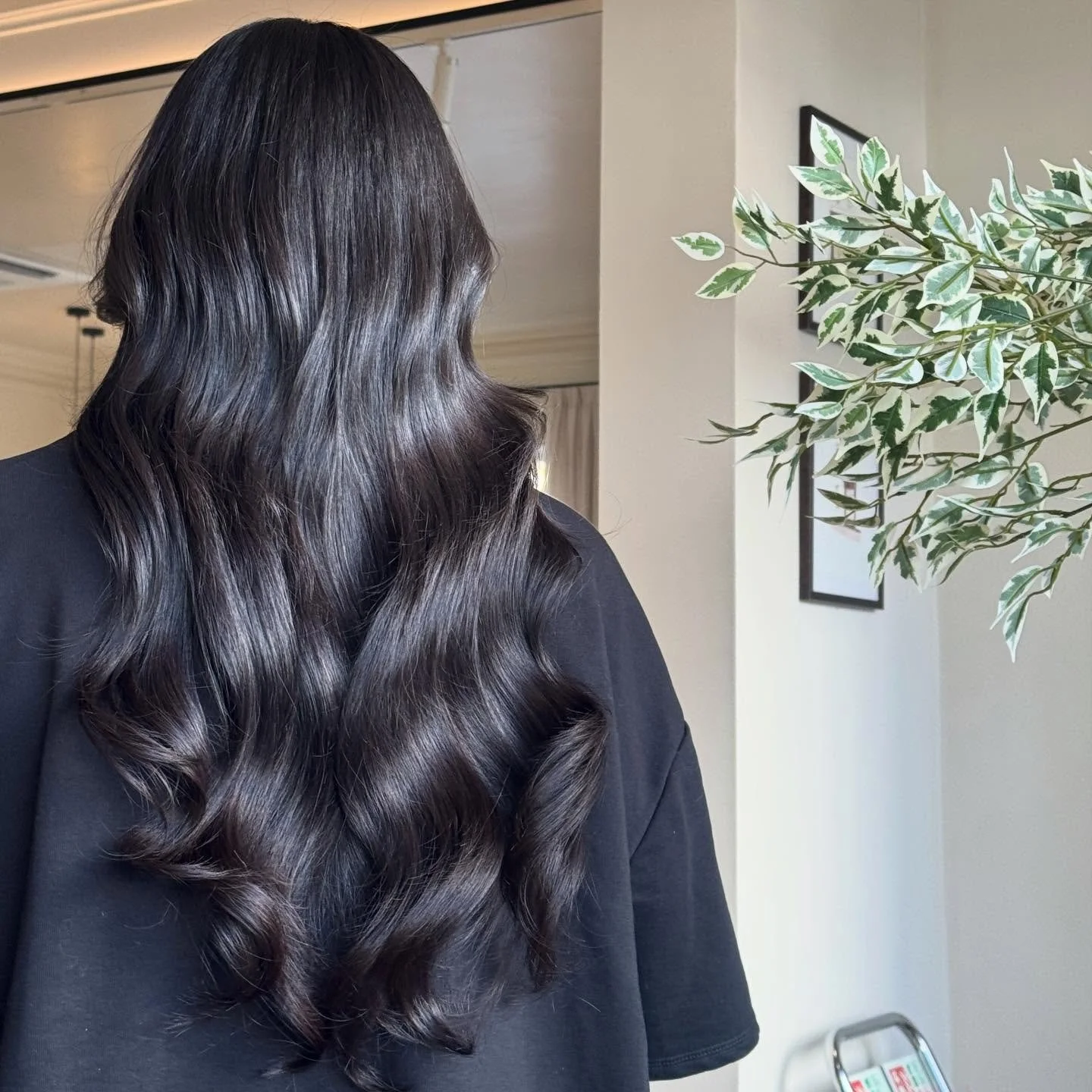 Extensions that look and feel like your own hair.
Lightweight, comfortable, and installed with care, so the finish looks effortless and the hair stays healthy.